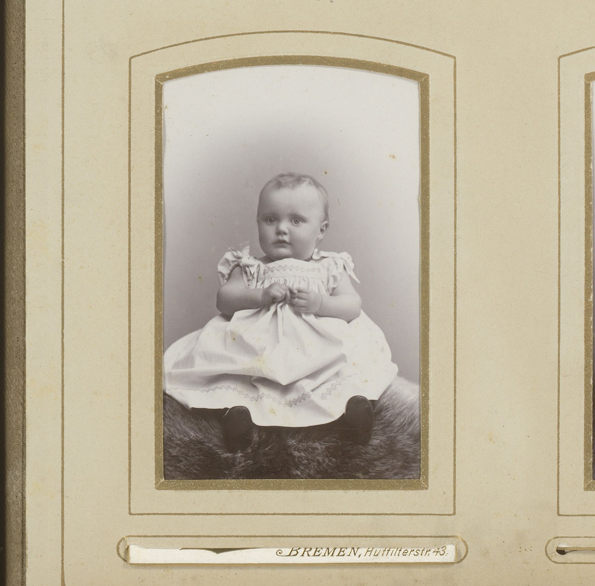 Portret van een baby by Adolf Neumann