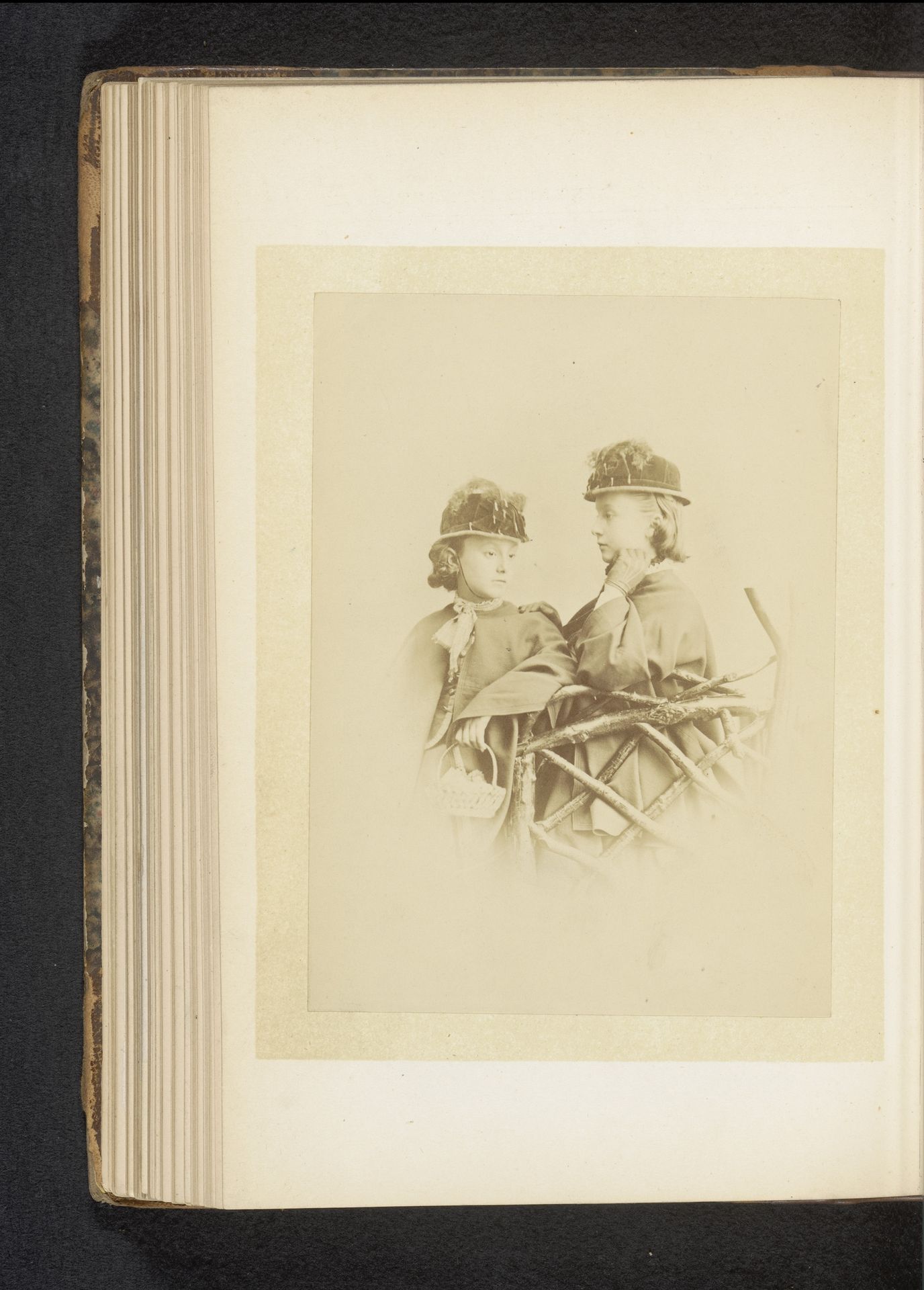 Portret van twee onbekende jonge meisjes met hoeden by William Notman