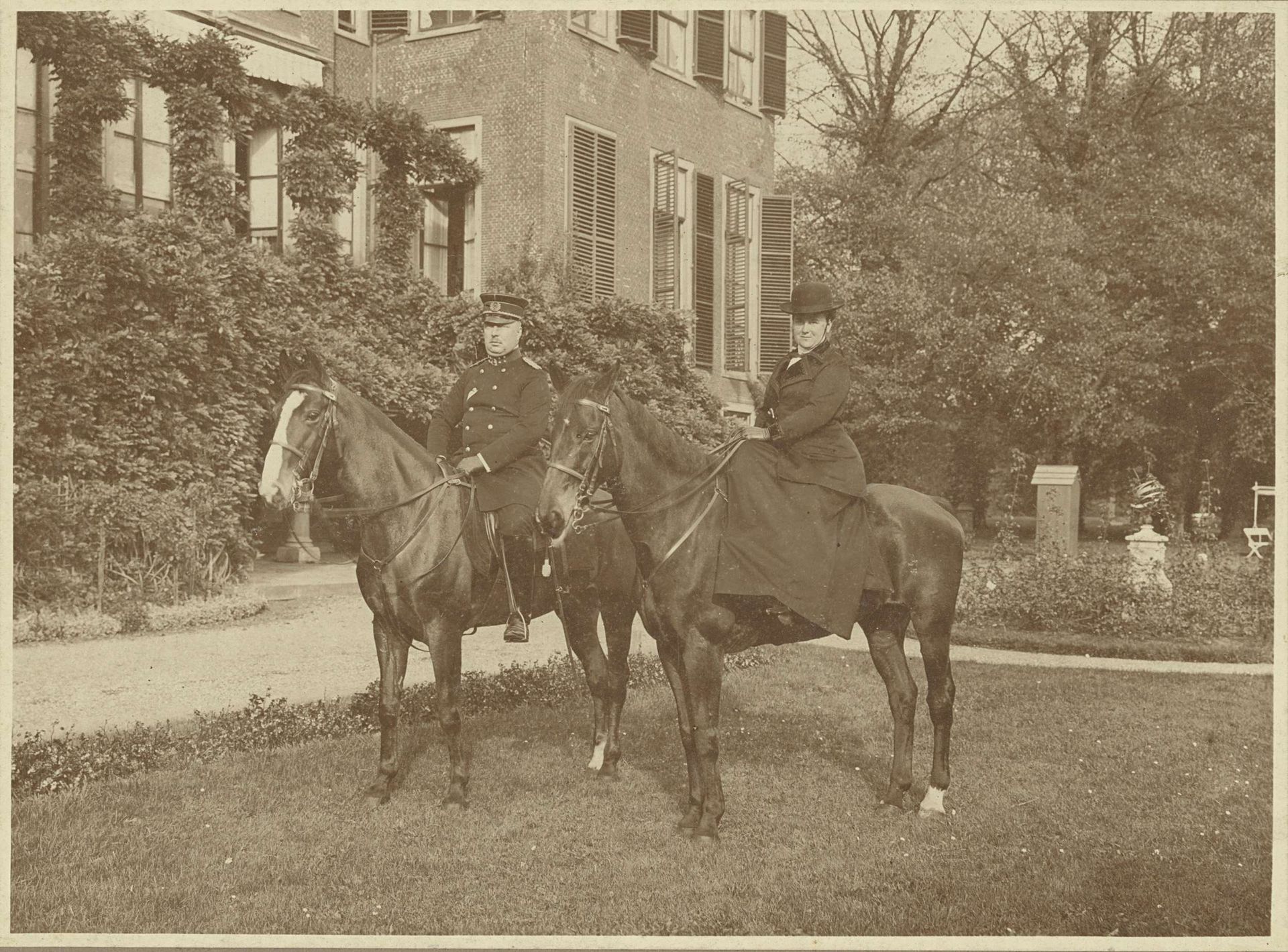 Koningin Wilhelmina en prins Hendrik te paard in park by M.M. Couvée
