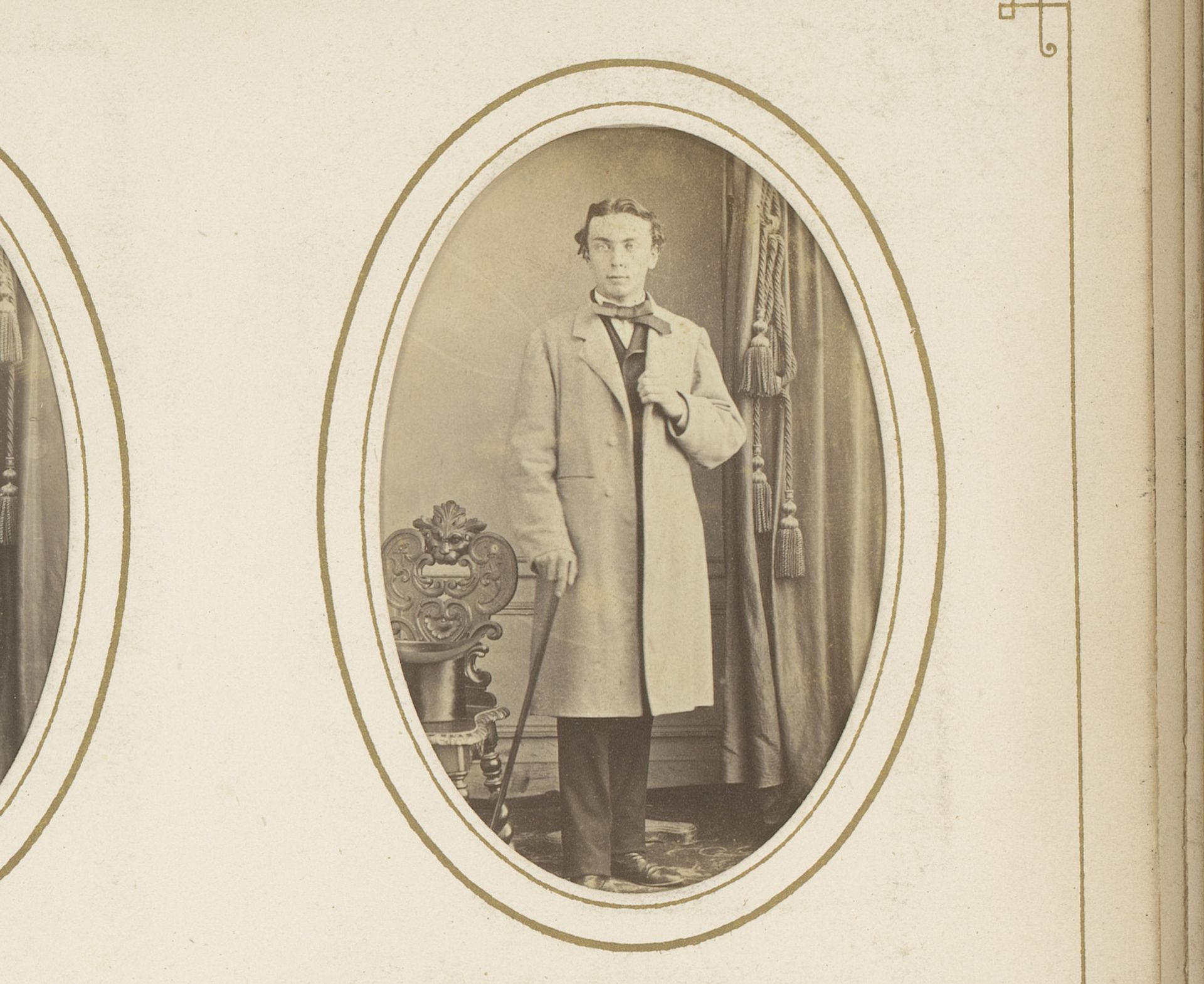 Portret van een man met wandelstok in de hand, staand bij en stoel met hoge hoed by Pierre Eugène Thiebault