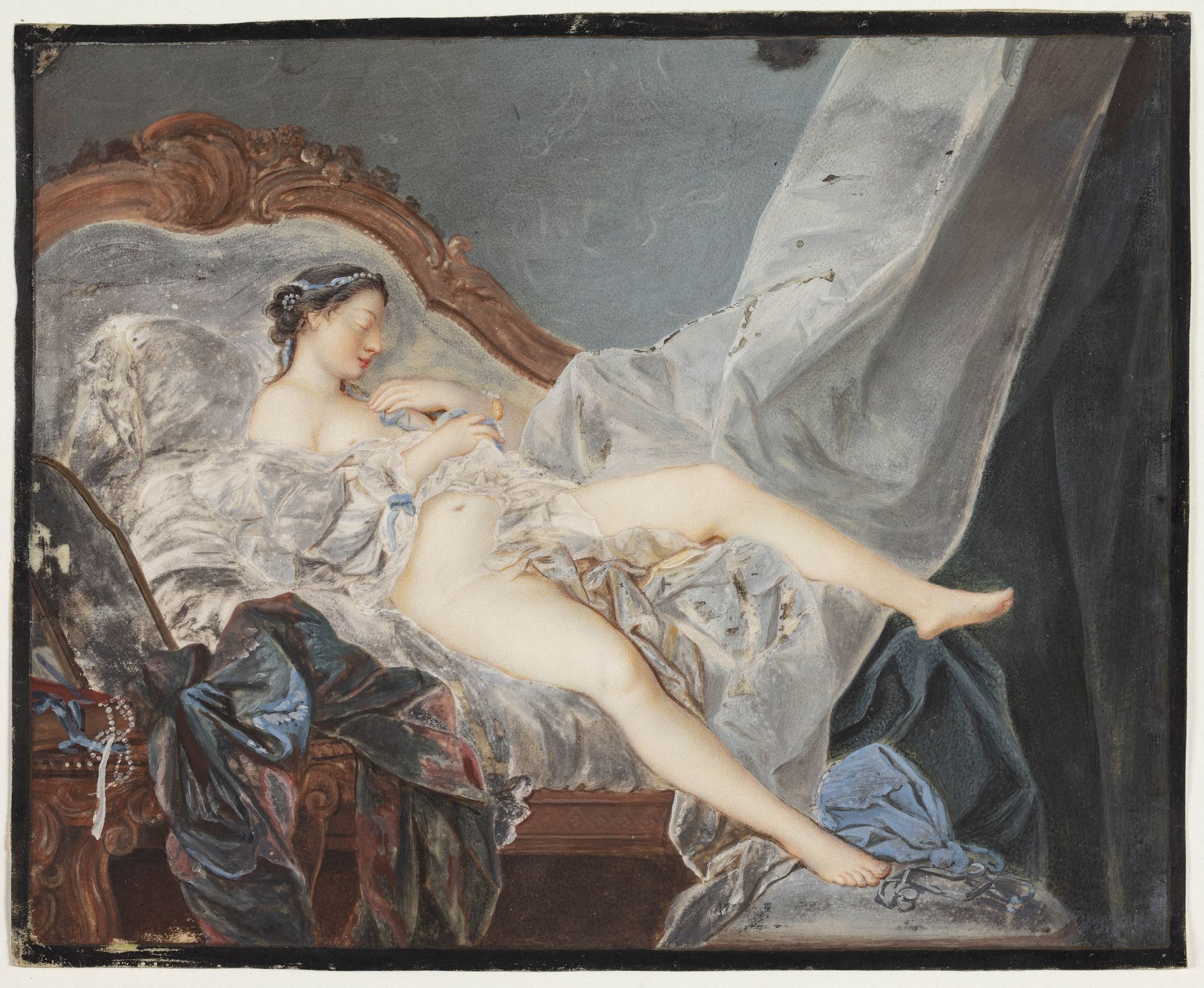 En nøgen pige, liggende på ryggen på en canapé mellem store draperier by Jacques Charlier