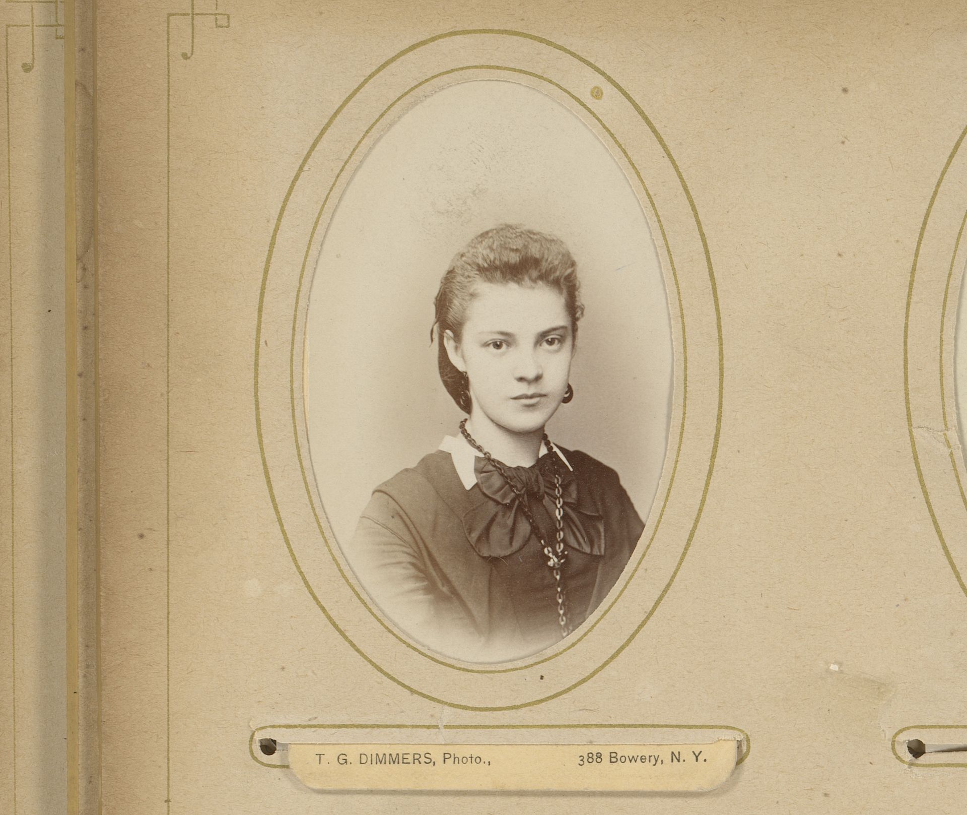 Portret van een jonge vrouw met halsketting, aangeduid als Annie by Theodor Godfred Dimmers