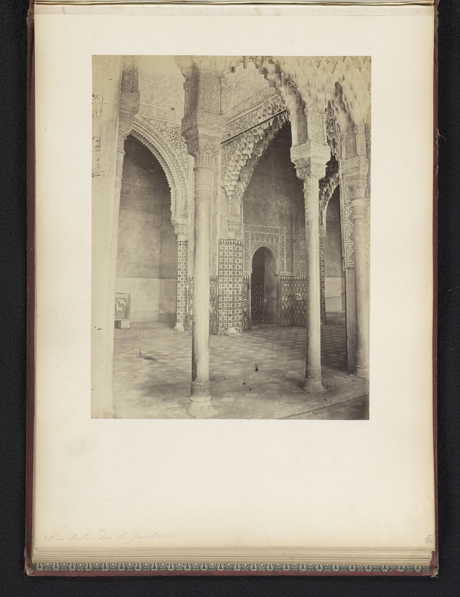 Interieur van de Sala de Justicia in het Alhambra te Granada, Spanje by C Maufsaise