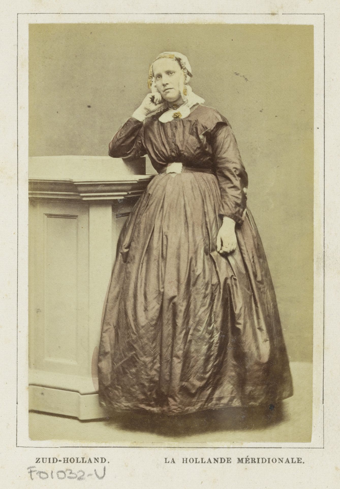Portret van een onbekende vrouw in klederdracht van Zuid-Holland by Andries Jager