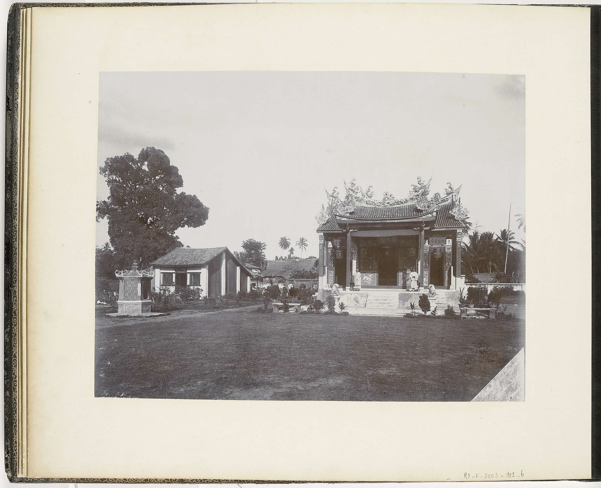 Gezicht op een Chinees tempeltje, Sumatra (Chinesischer Tempel) by Stafhell & Kleingrothe