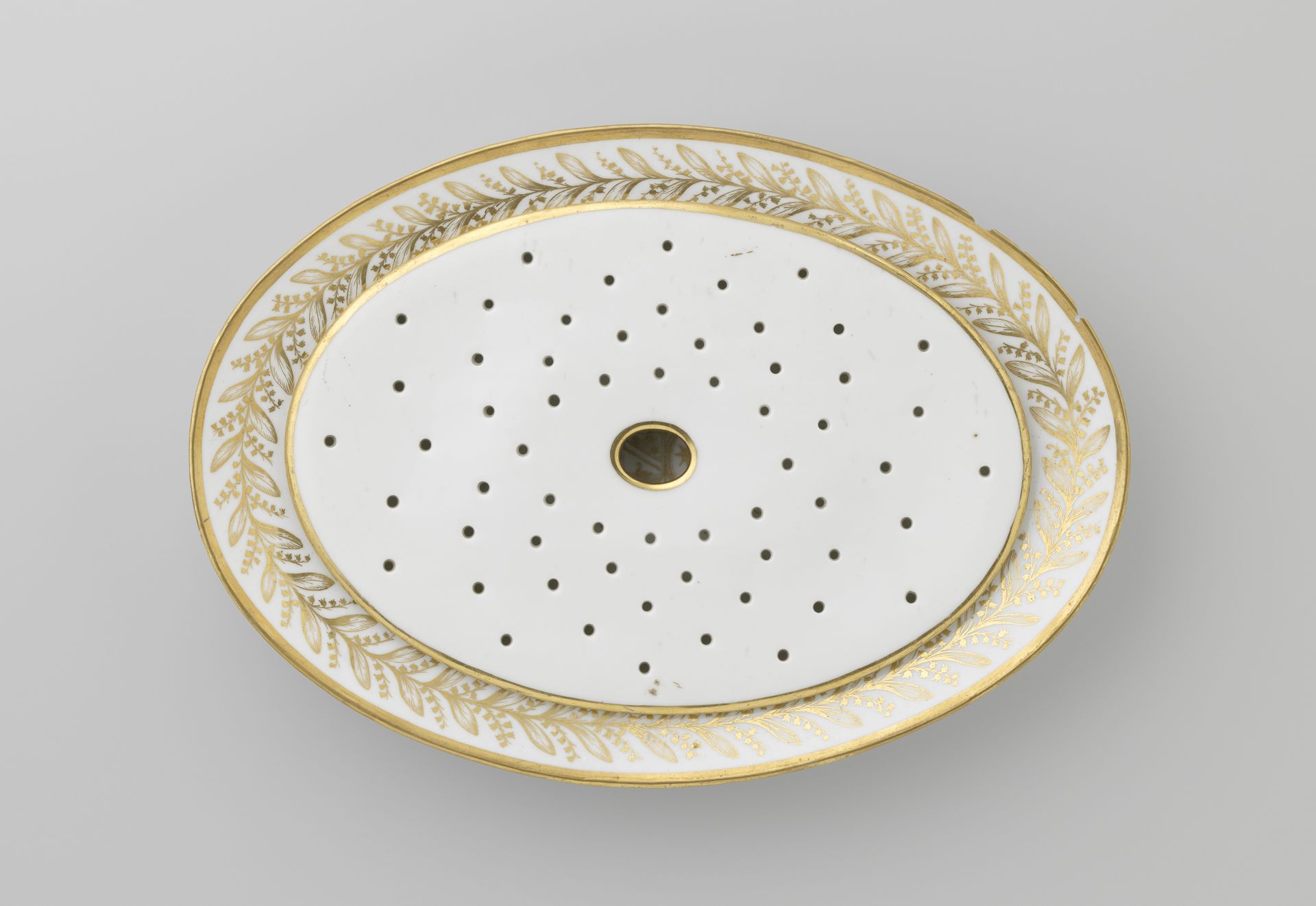 Dish with the coat of arms of Hendrik Peter Godfried Quack and Isabella Gertraud von Carnap by E. Blancheron