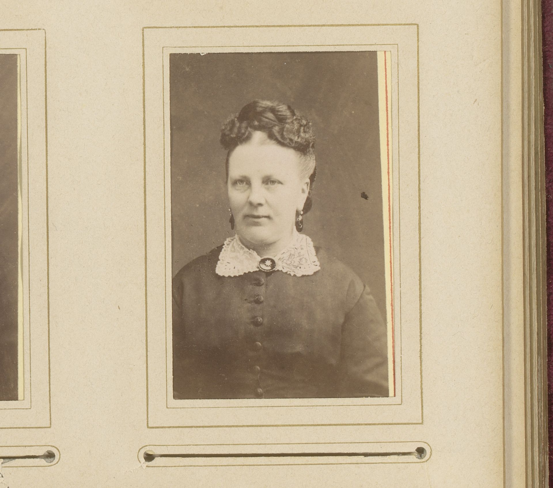 Portret van een vrouw met medaillon by Godfried de Jong