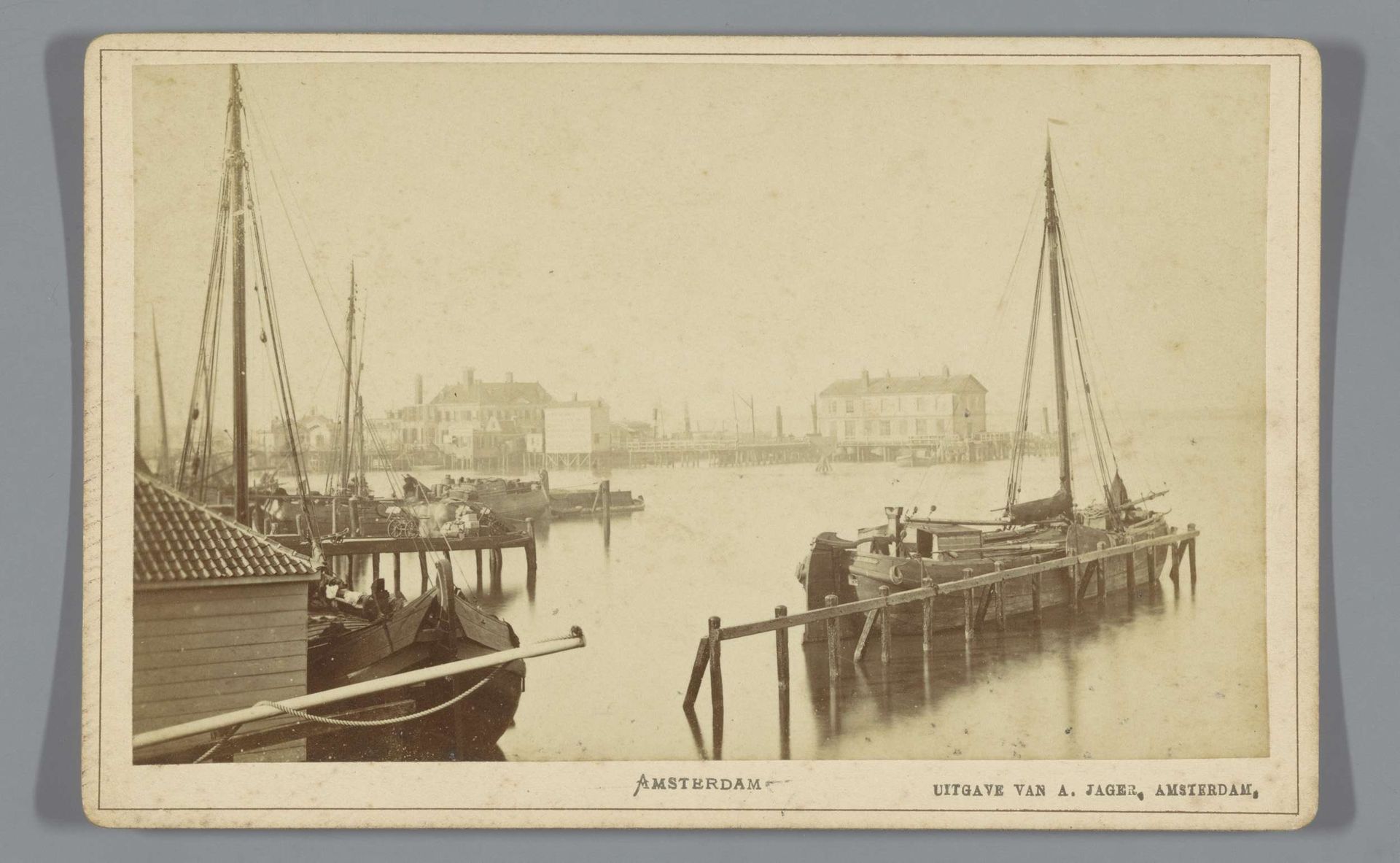 Gezicht op de Nieuwe Stadsherberg en haven van het IJ in Amsterdam by Anonymous