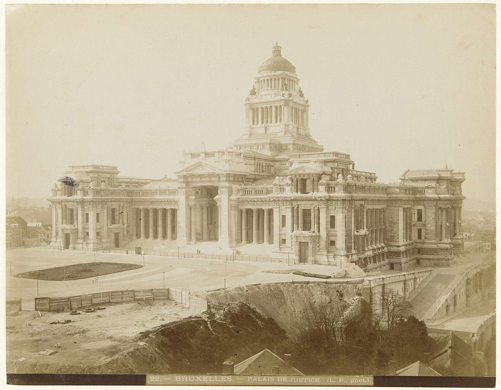 Exterieur van het Paleis van Justitie te Brussel by Louis Antoine Pamard