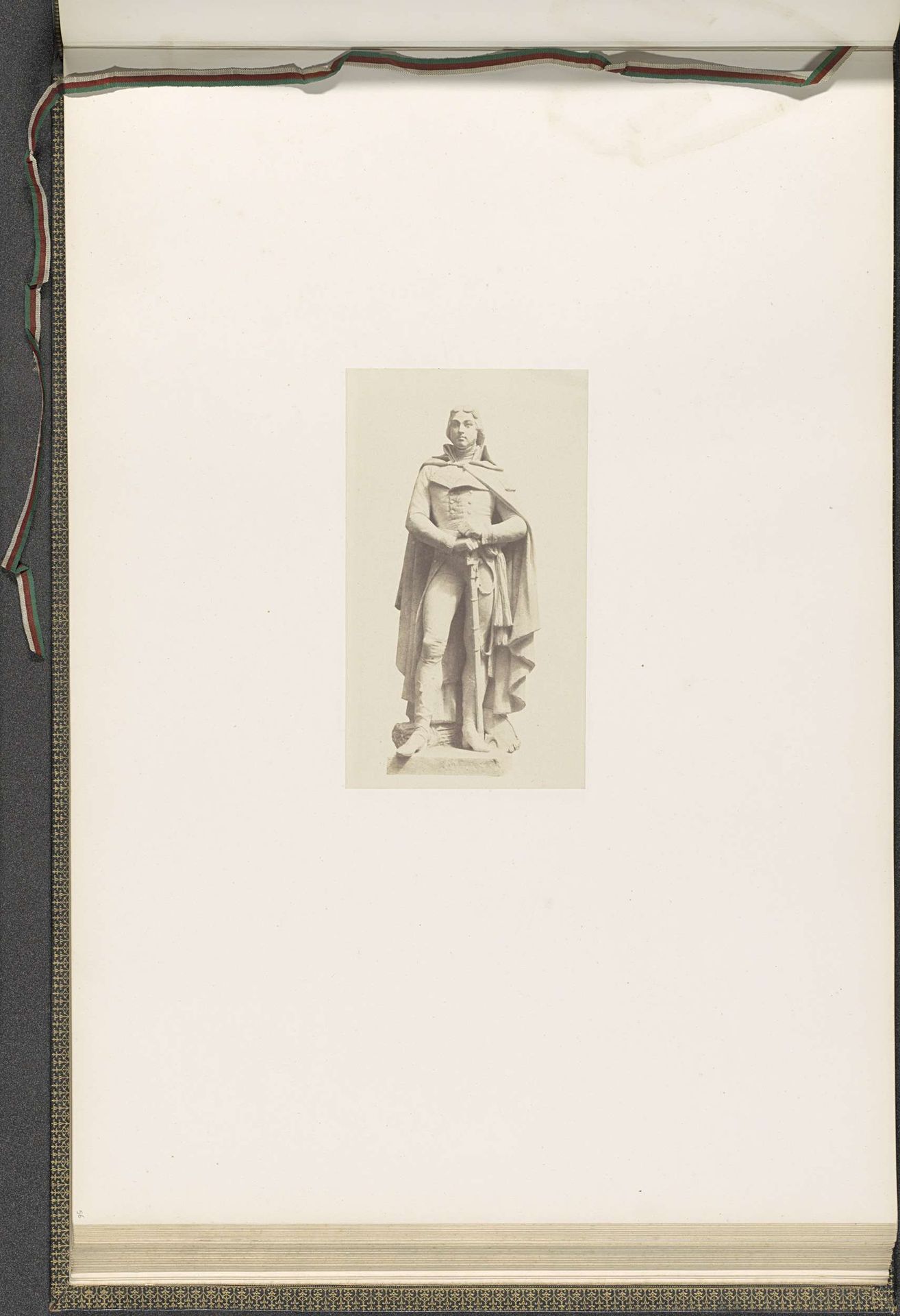 Gipsmodel voor beeldhouwwerk op het Palais du Louvre: "Hoche" door Eugène Farochon by Edouard Baldus