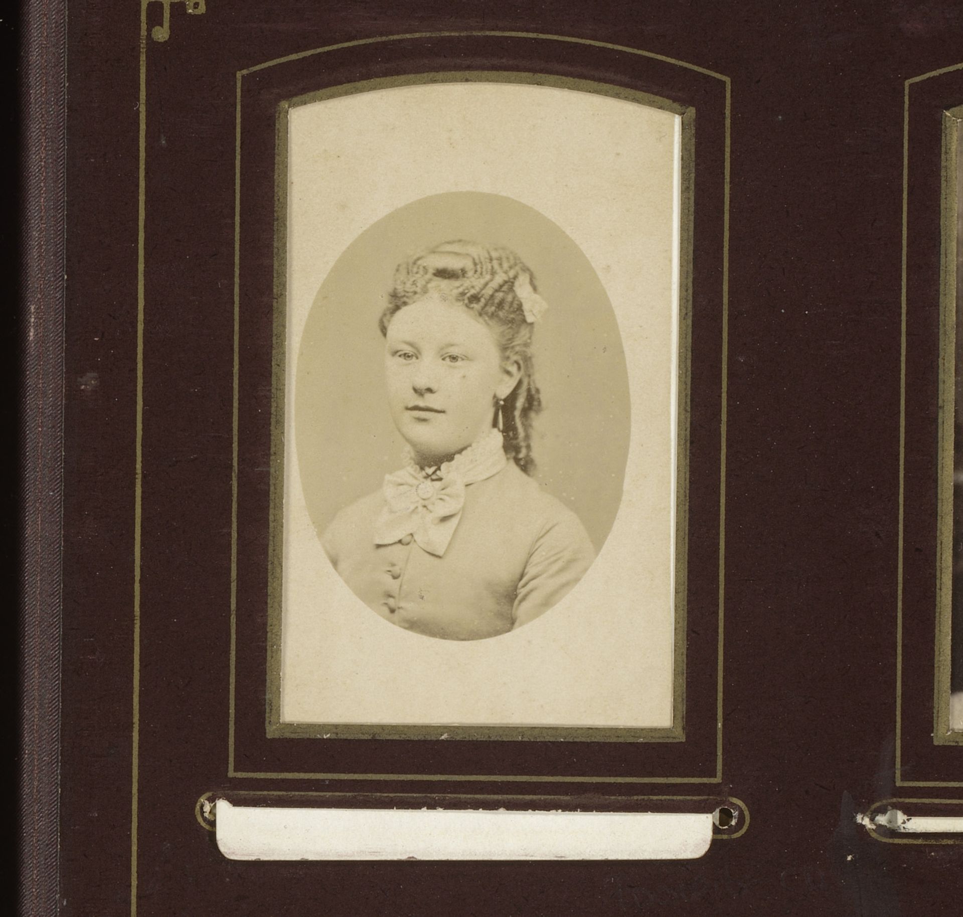 Portret van een jonge vrouw met pijpenkrullen by Johann Georg Hameter