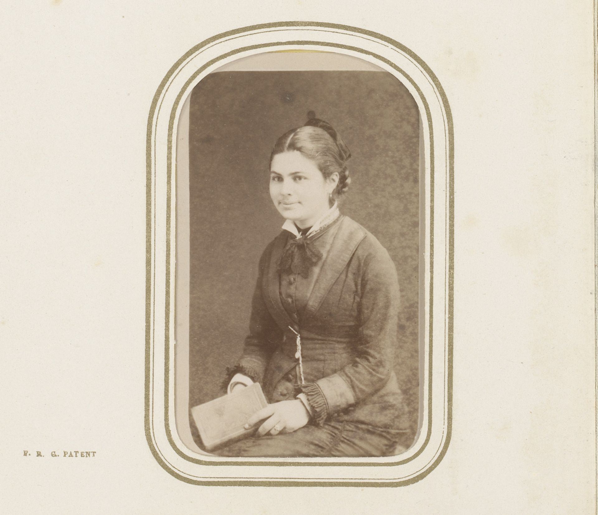 Portret van een jonge vrouw met boek by Eugène Darnay