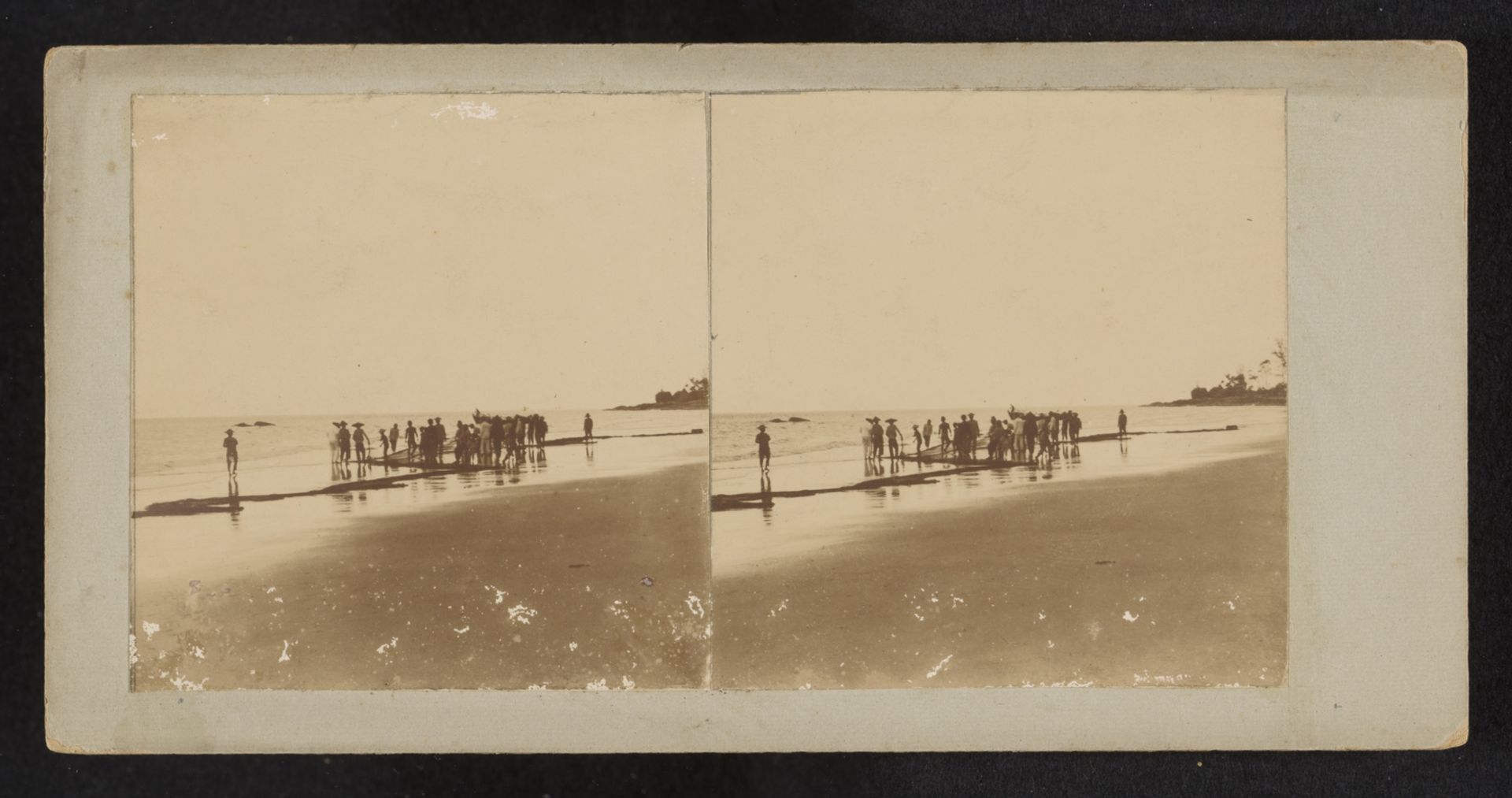 Inhalen van visnetten op het strand by Robert Julius Boers