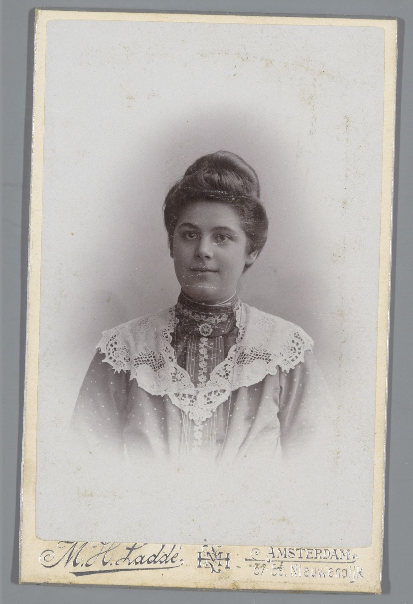 Portret van een onbekende vrouw by Machiel Hendricus Laddé