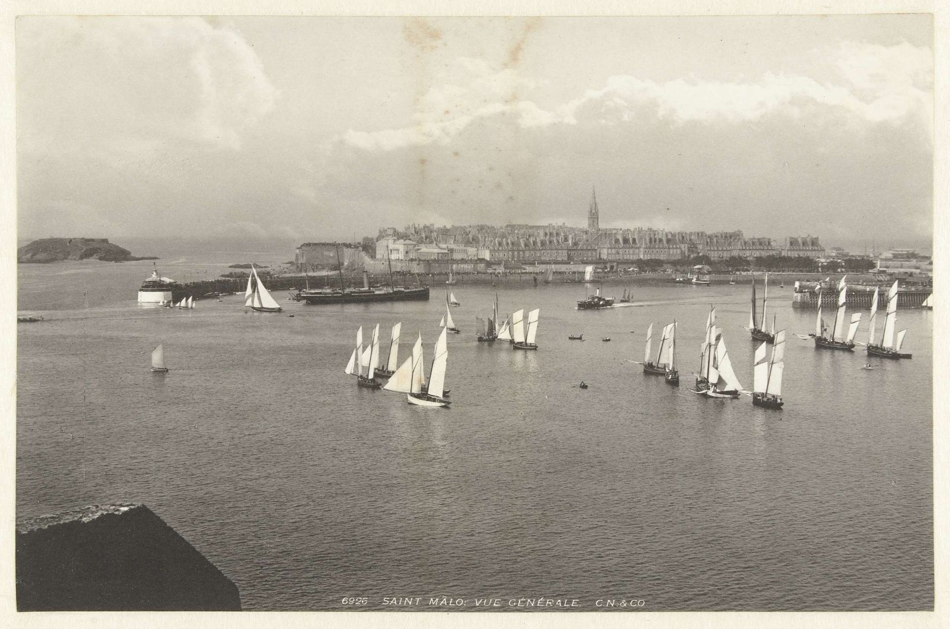 Gezicht op Saint-Malo, met zeilschepen by Carl Norman & Co.