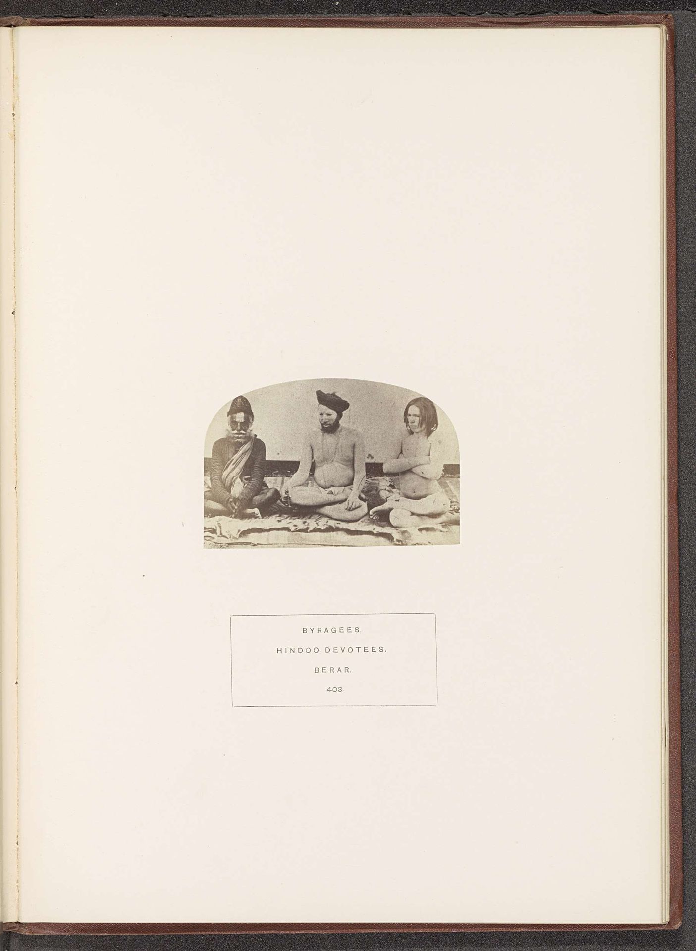 Portret van drie onbekende toegewijden van het hindoeïsme in Berar by James Mulheran