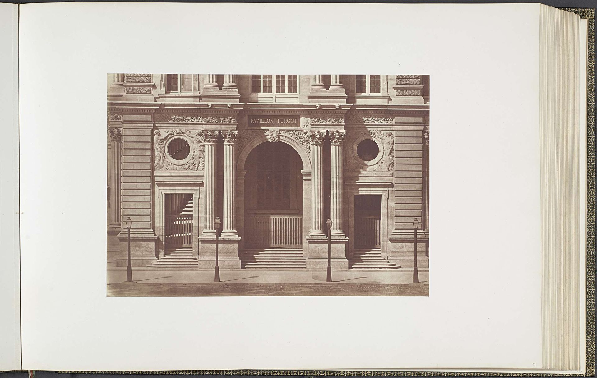 Begane grond van het Pavillon Turgot van het Palais du Louvre by Edouard Baldus