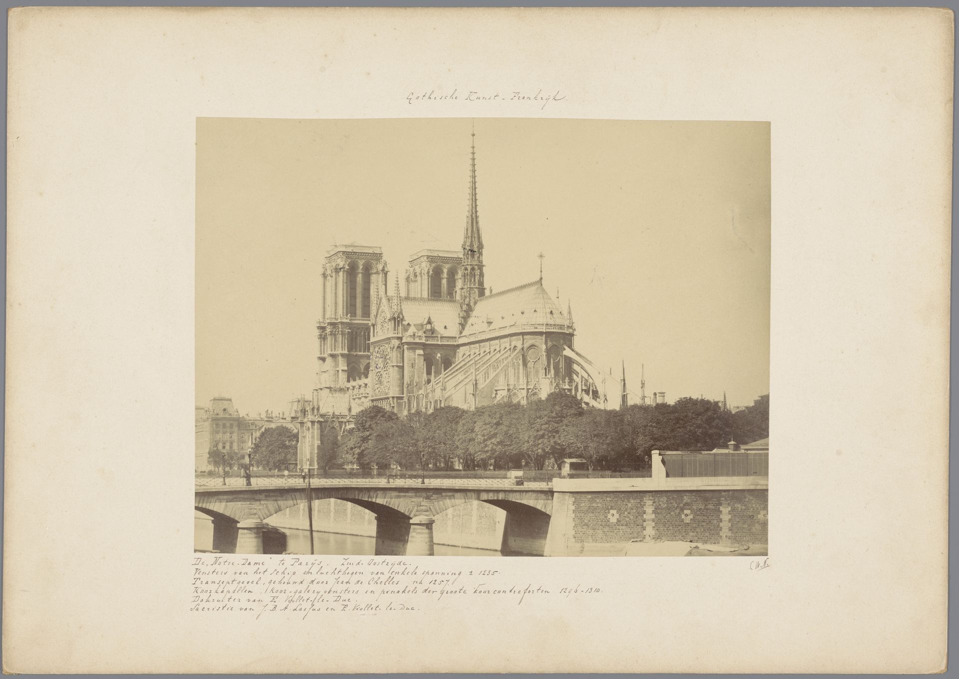 Gezicht op de zuidoostzijde van de Notre-Dame te Parijs by J. (fotograaf) Kuhn