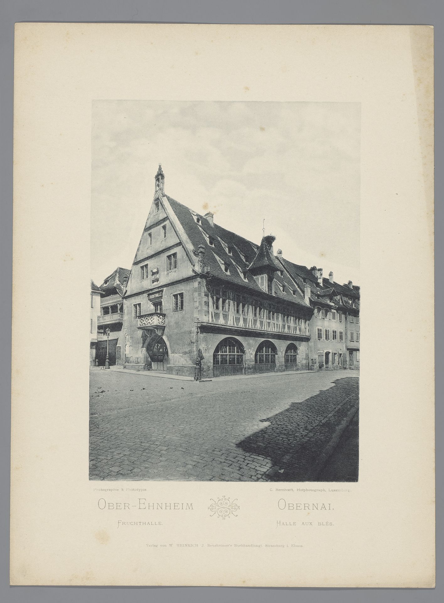 Gezicht op de Fruchthalle te Obernai by Charles Bernhoeft