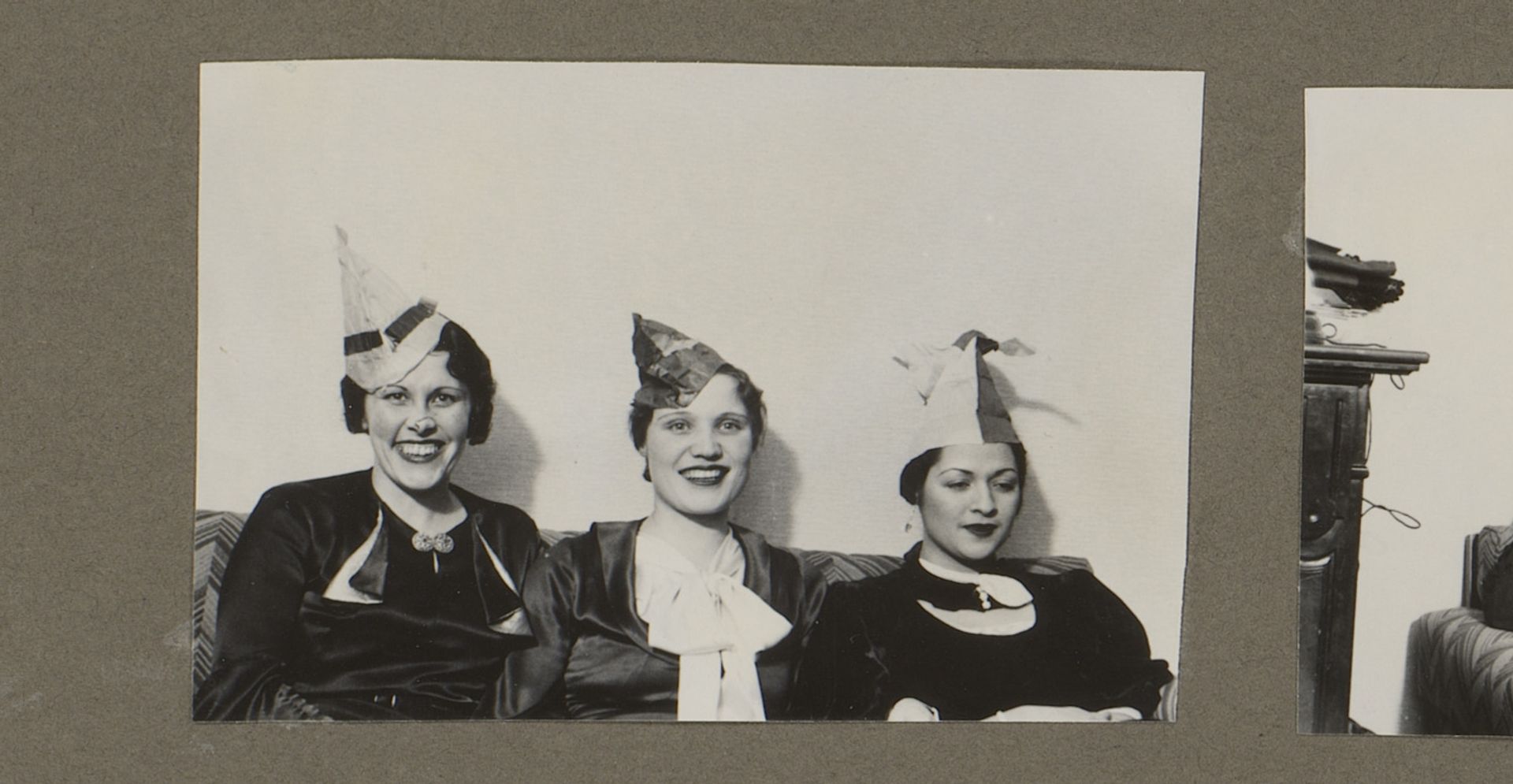 Groepsportret van Wilhelmina van Zijll de Jong en twee andere vrouwen met feesthoeden by Anonymous