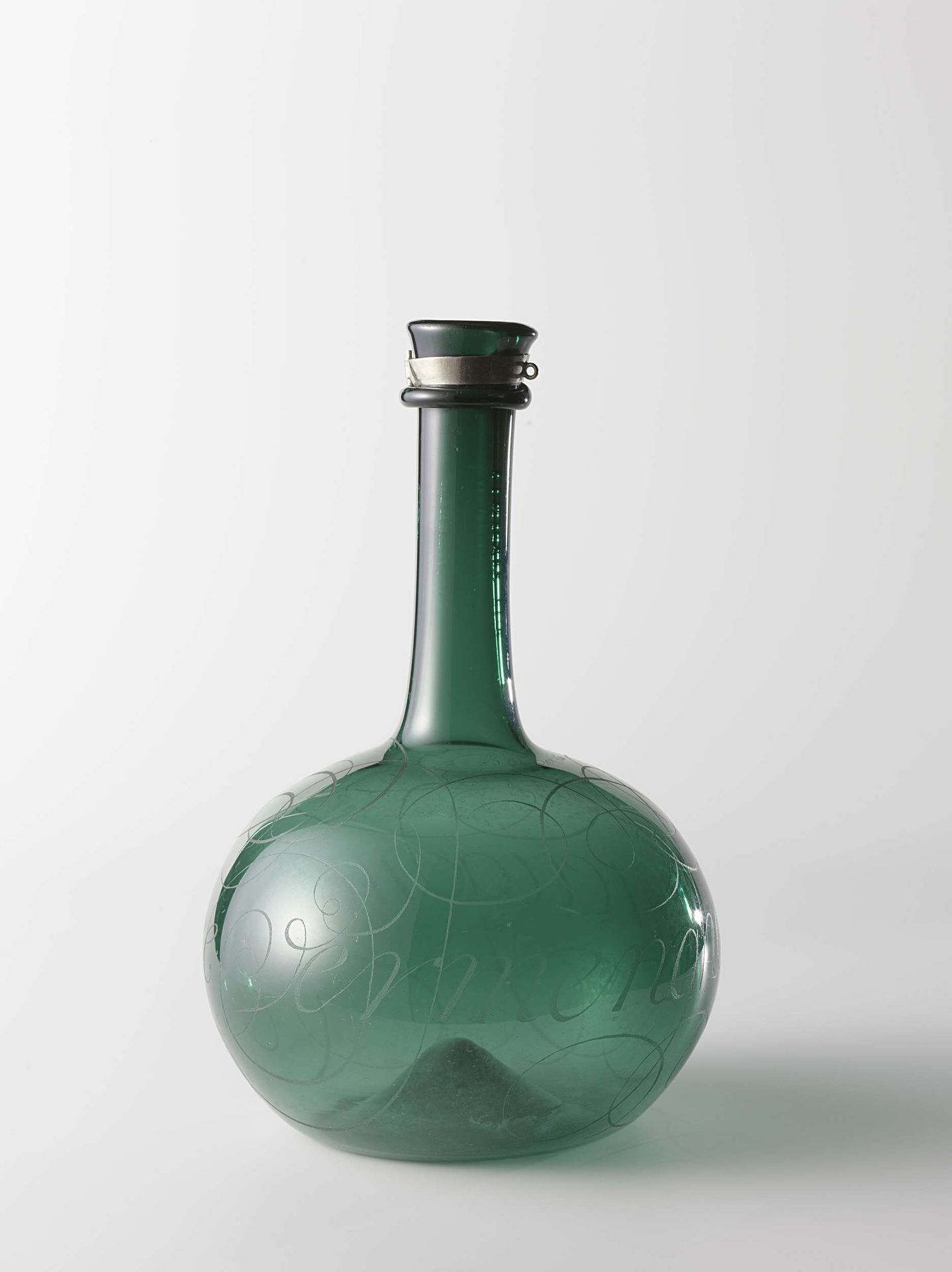 Fles met het opschrift: Vermenghd u vreugd met zorge by Anonymous