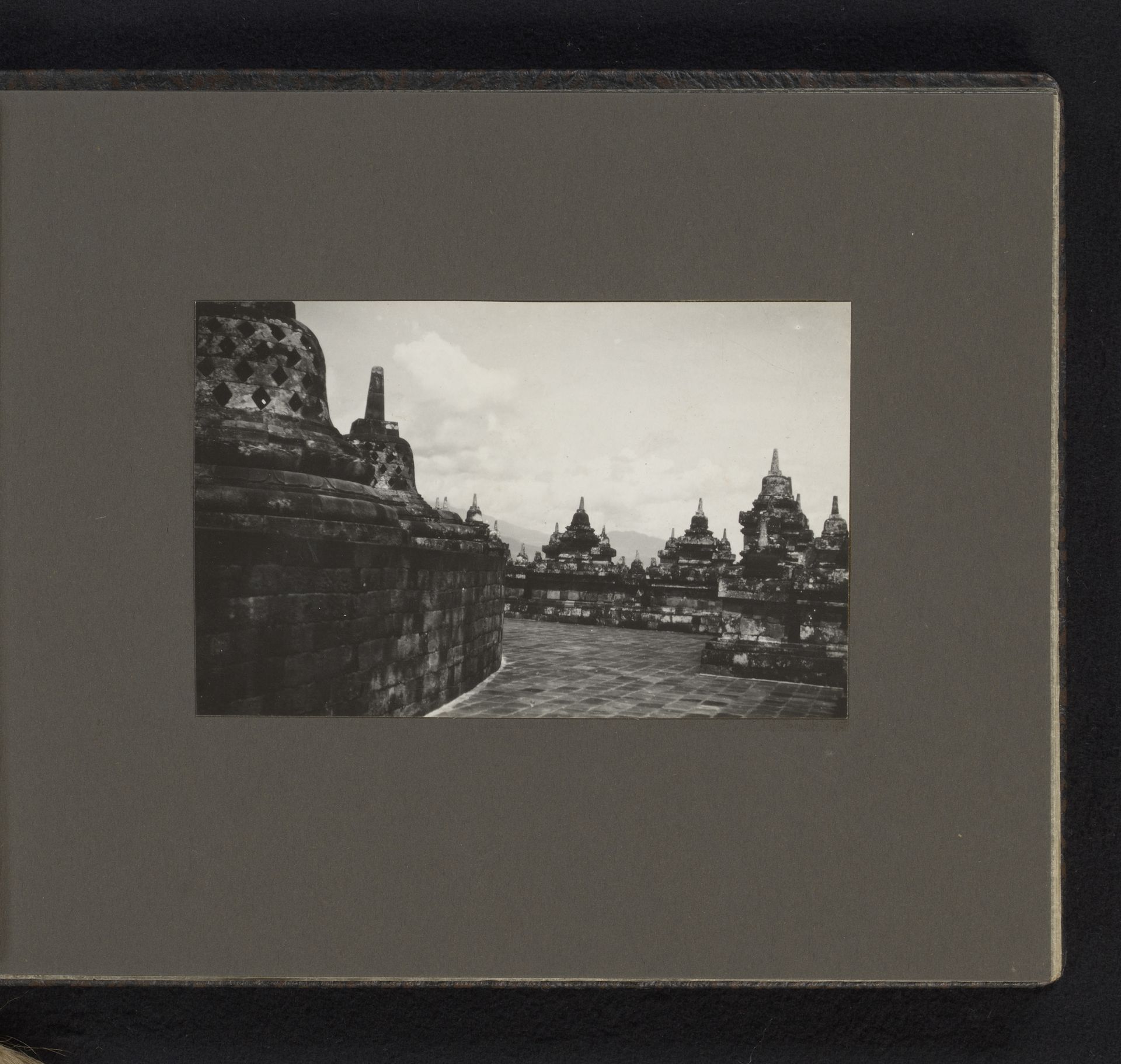 Gezicht op de Borobudur by Adeline Andrea. du Celliée Muller