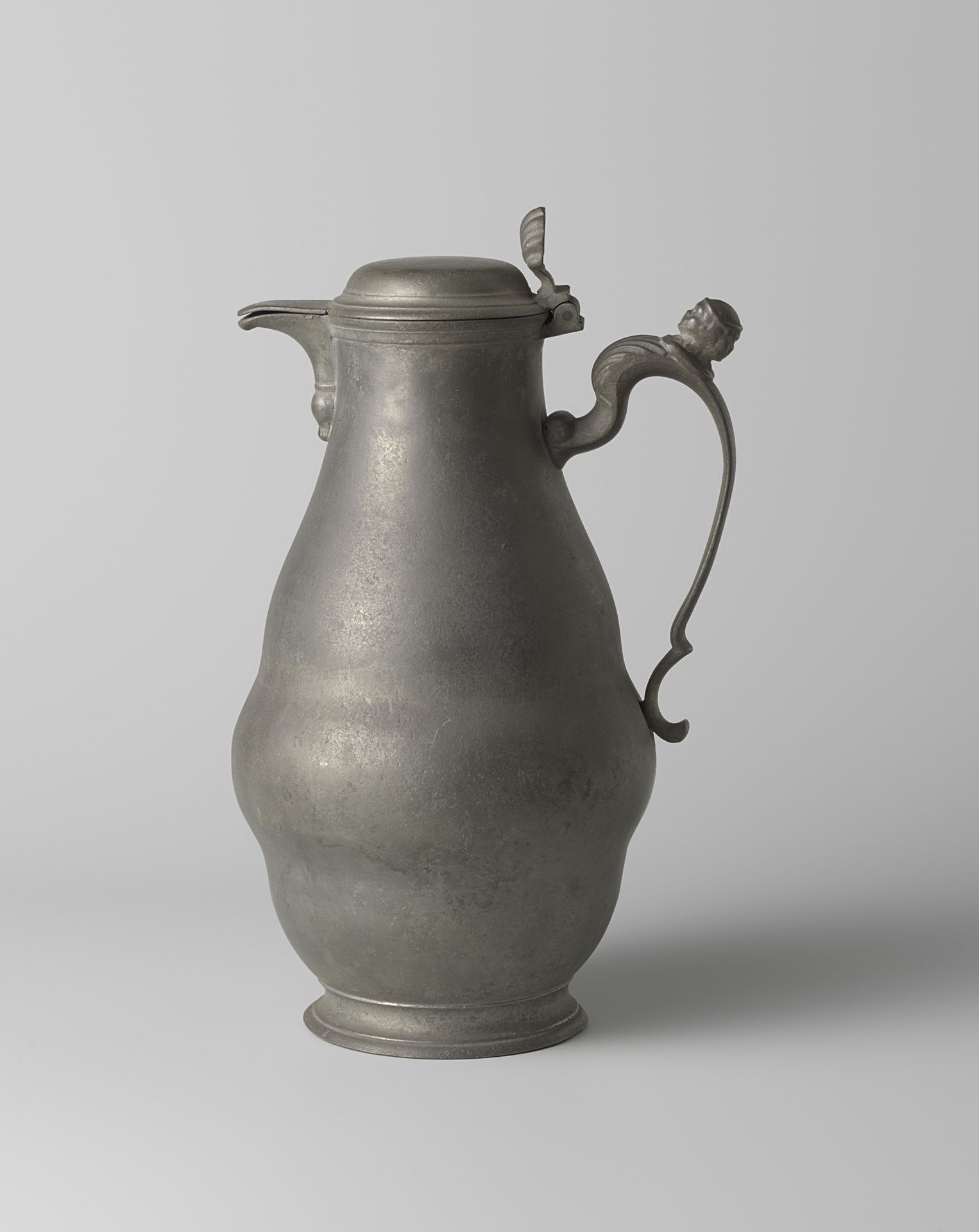 Schenkkan van tin met deksel by Joseph Vos