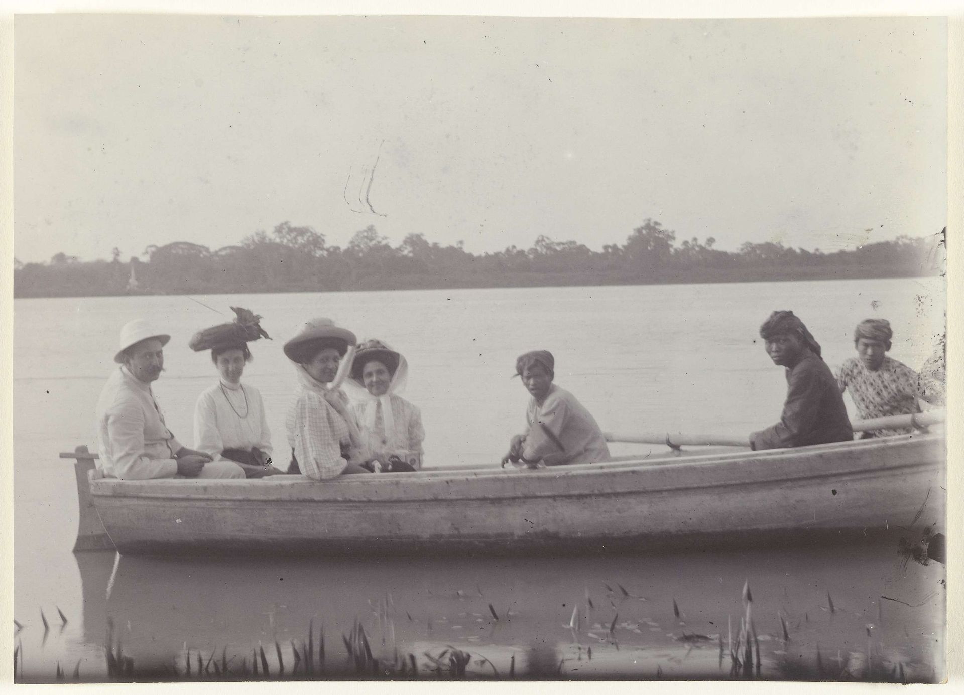 Familiebezoek per boot op plantage Accaribo te Suriname by Anonymous