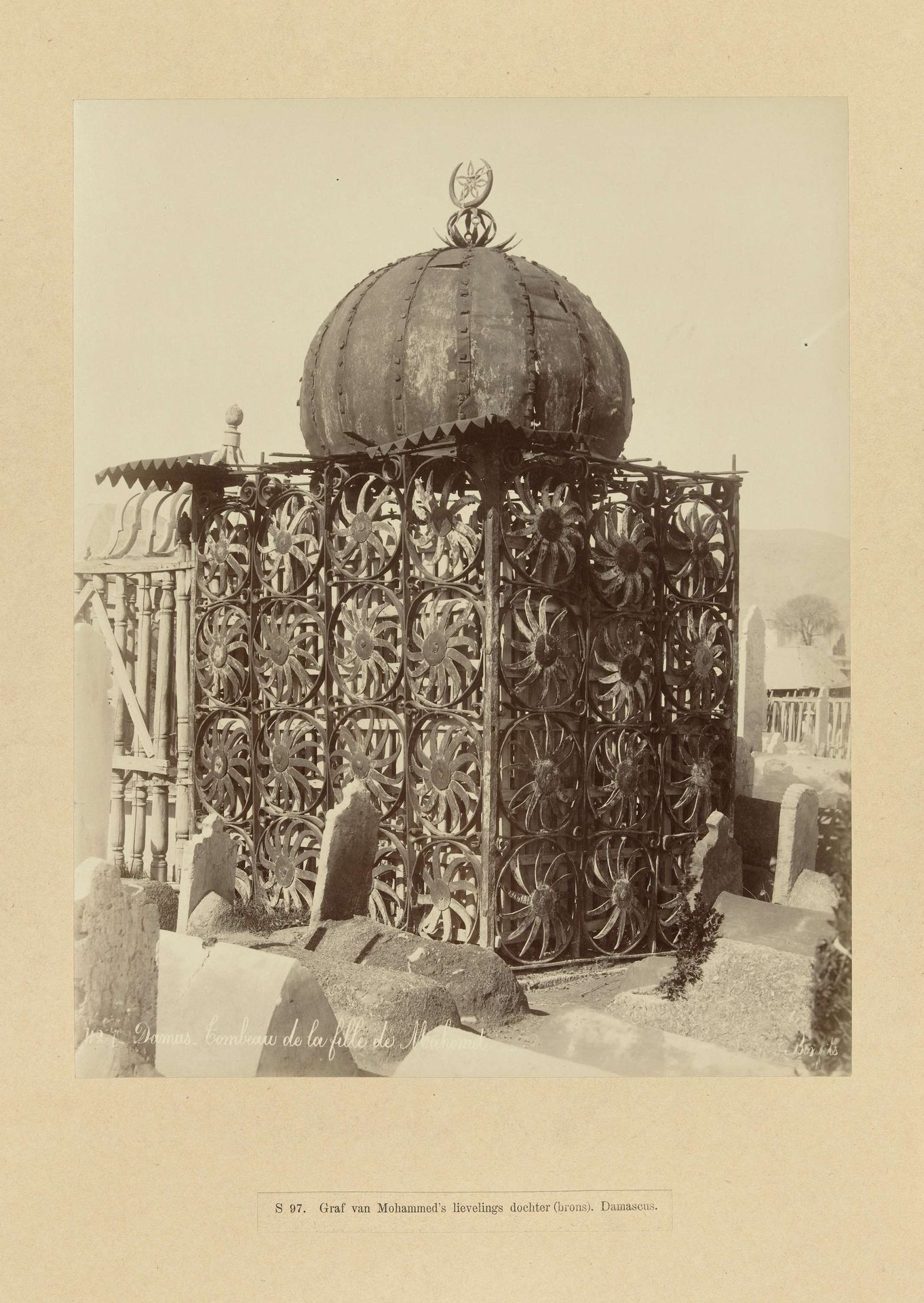 Graf van een dochter van profeet Mohammed, Damascus by Félix Bonfils