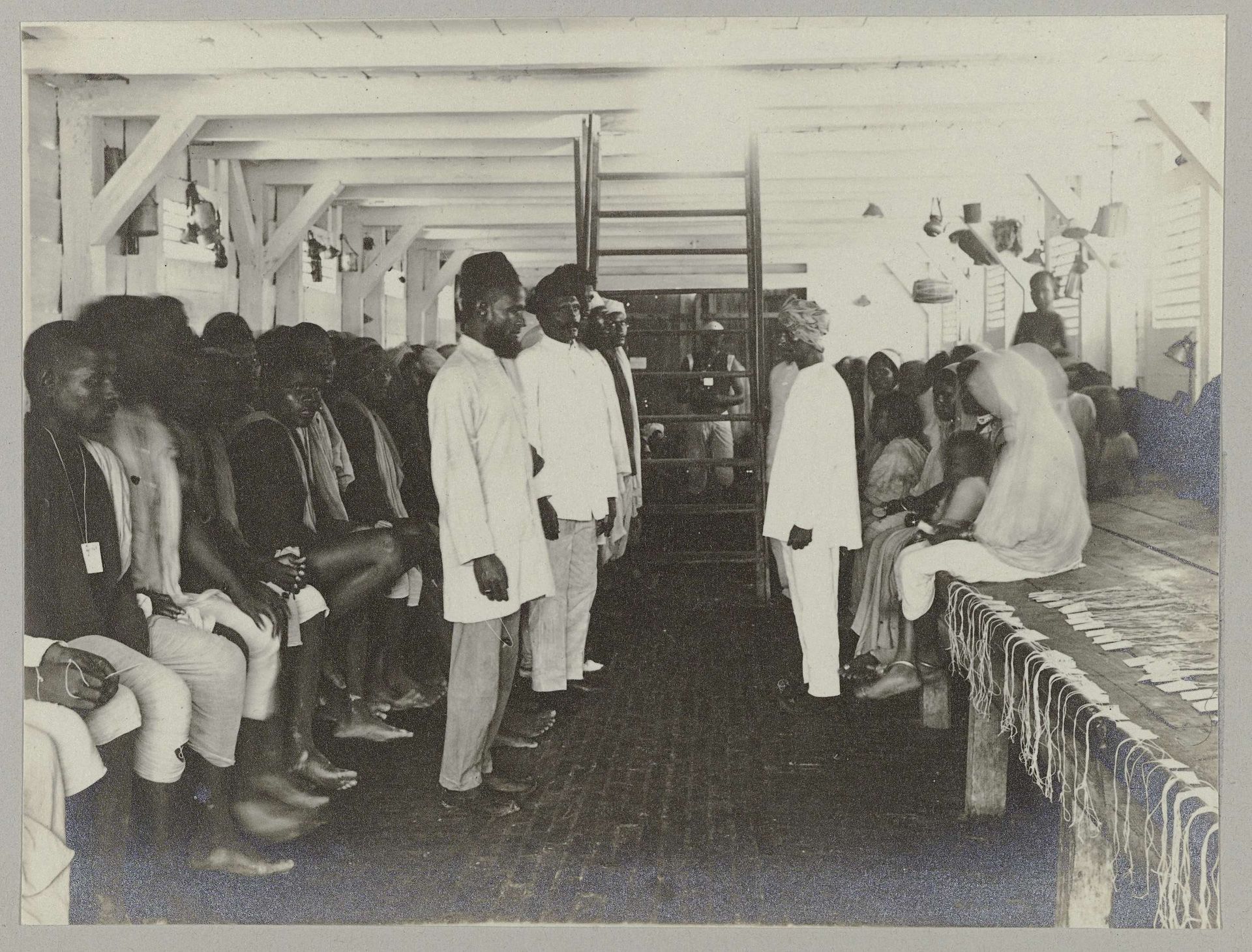 Hindostaanse contractarbeiders in het immigrantendepot by Hendrik Doijer