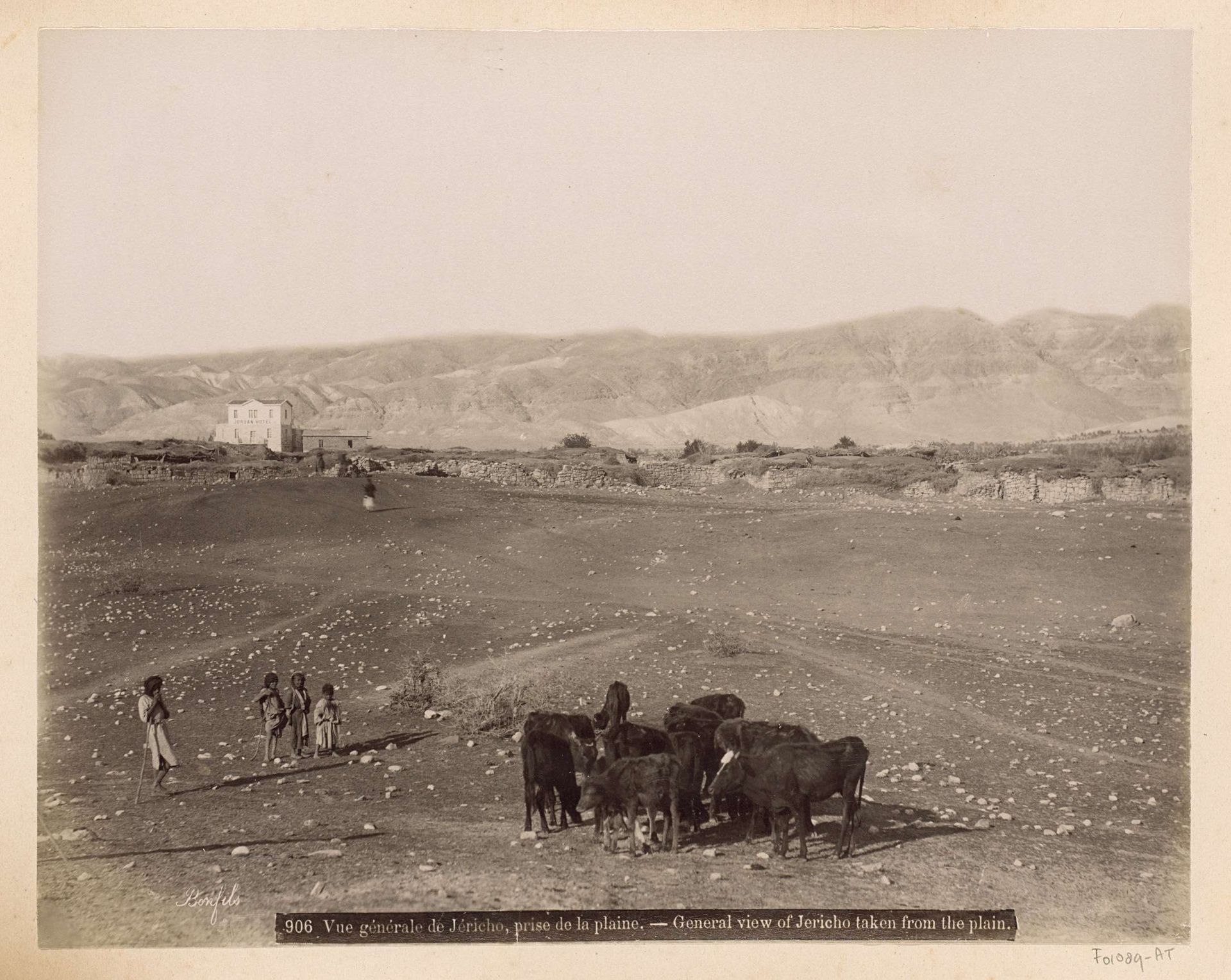 Gezicht op Jericho vanaf de vlakte, links het Jordan Hotel, op de voorgrond kinderen met een kudde by Maison Bonfils