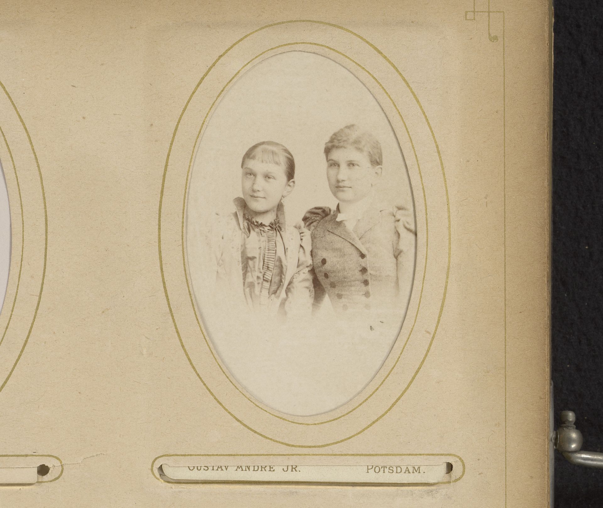 Portret van twee jonge vrouwen by Gustav André jr.