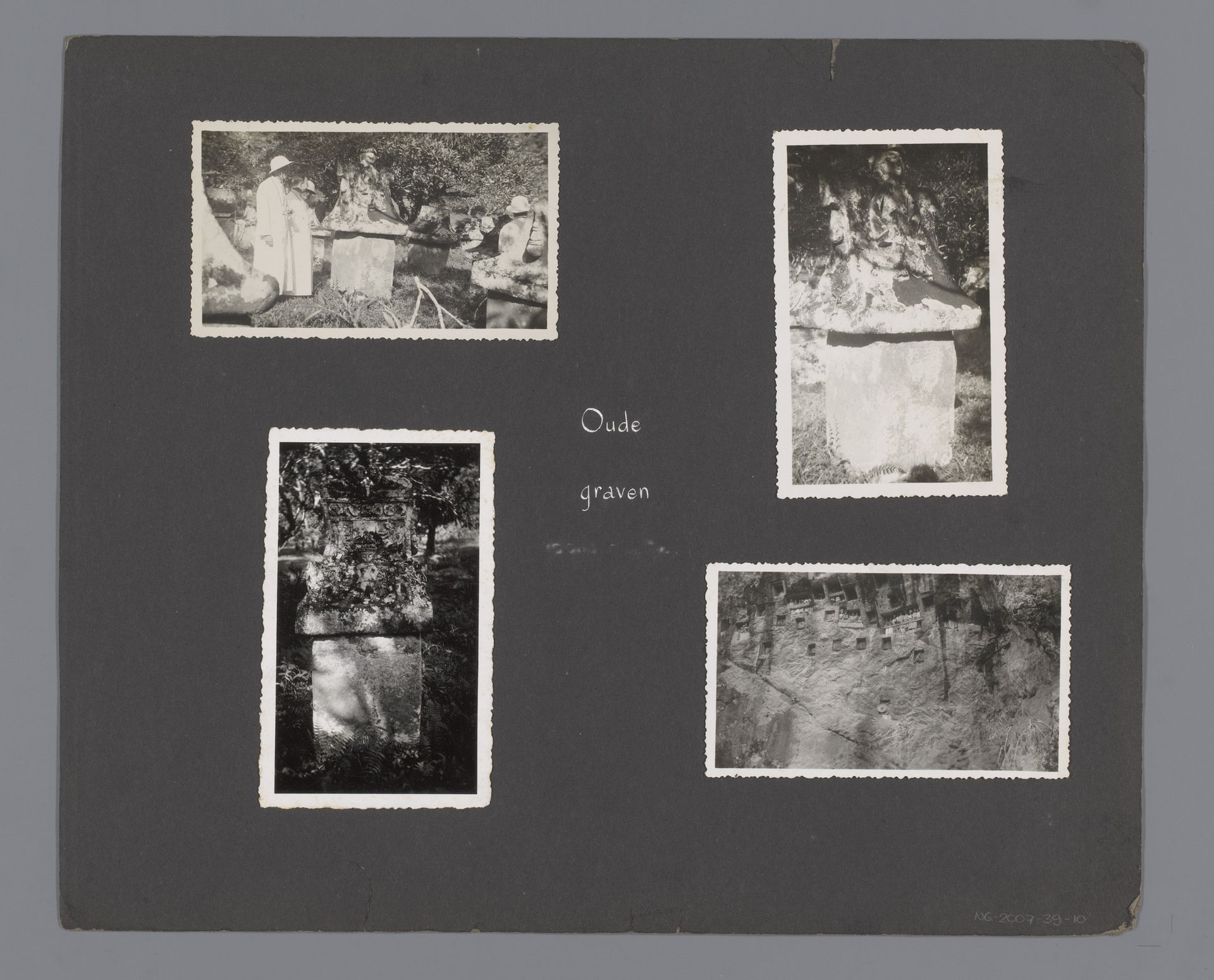 Waruga graven en Tau-Tau by Anonymous