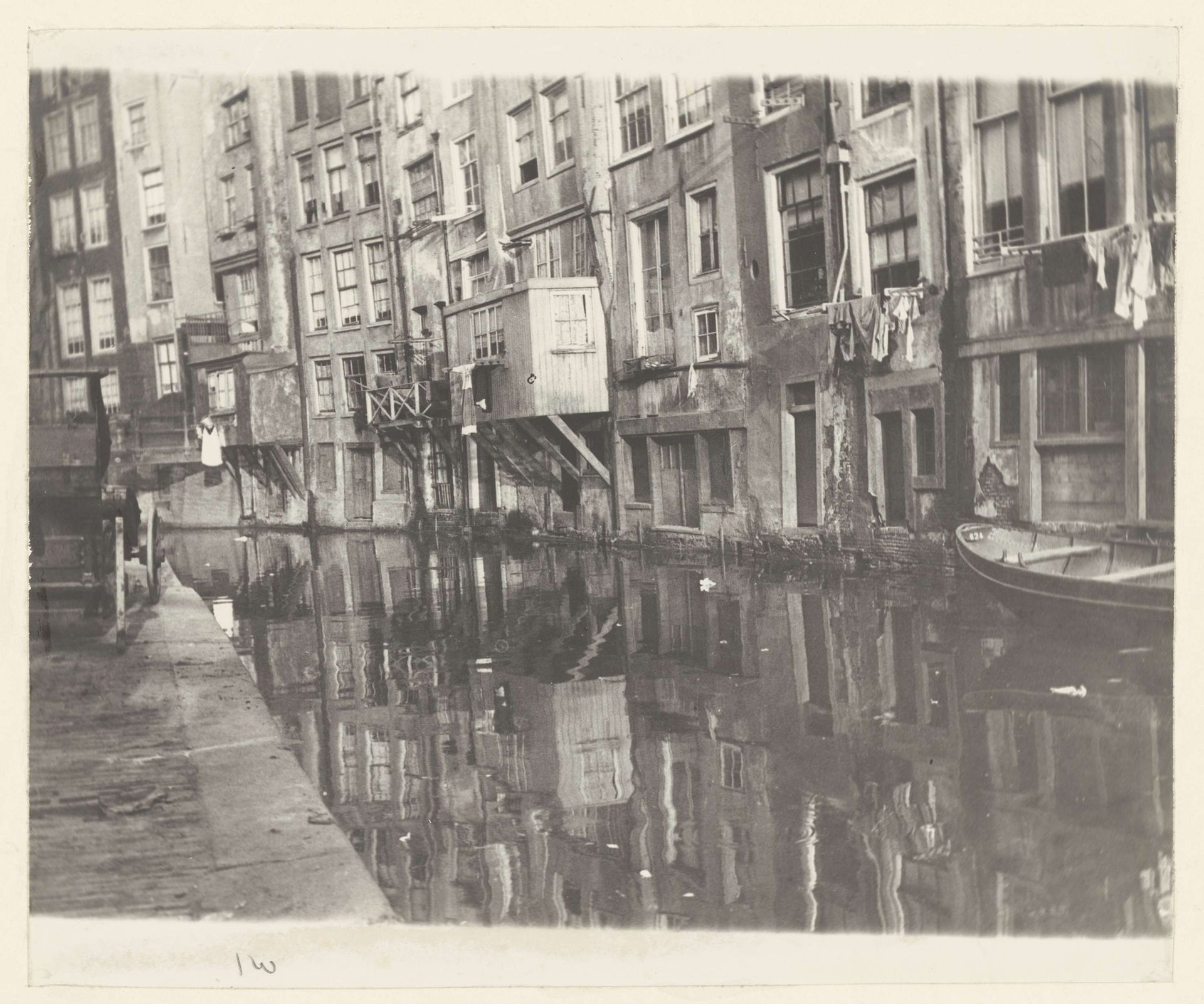 Gezicht op de Oudezijds Achterburgwal en de achterzijde van de Zeedijk in Amsterdam by George Hendrik Breitner