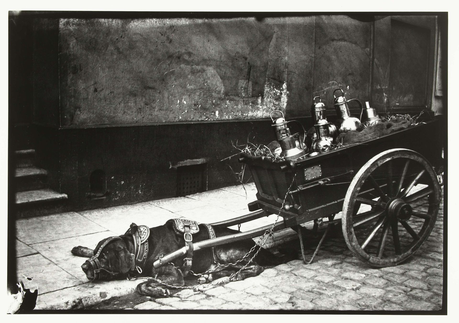 Trekhond voor een kar met bussen gespannen by George Hendrik Breitner