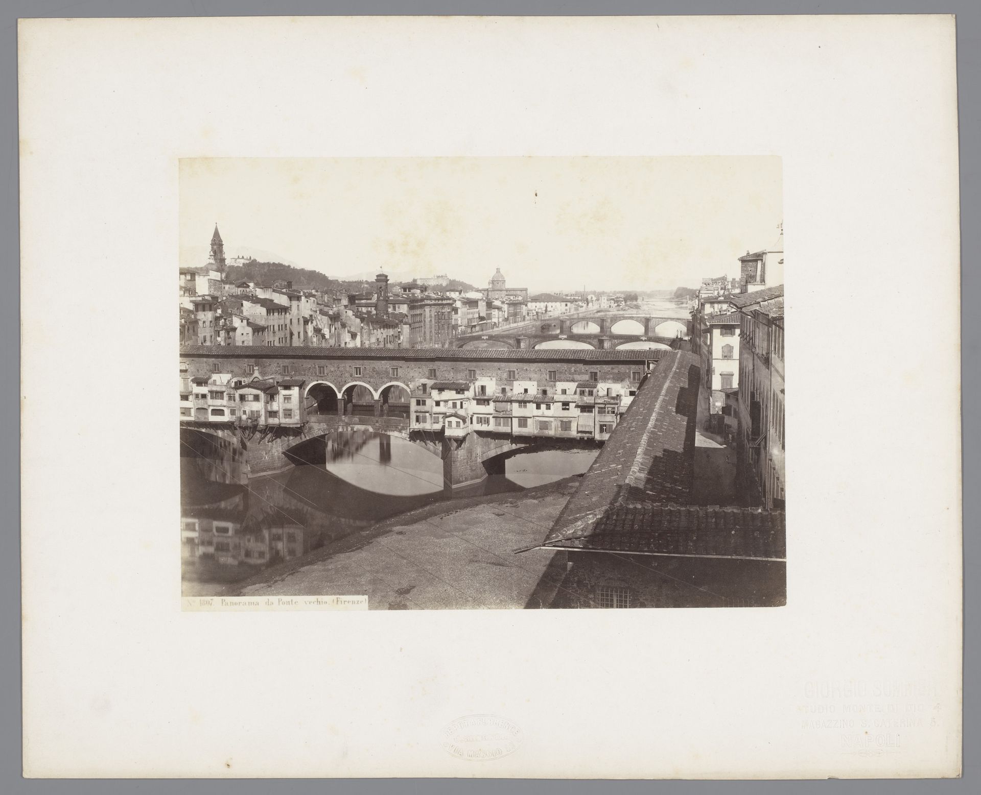 Gezicht op de Arno en de Ponte Vecchio te Florence, Italië by Giorgio Sommer