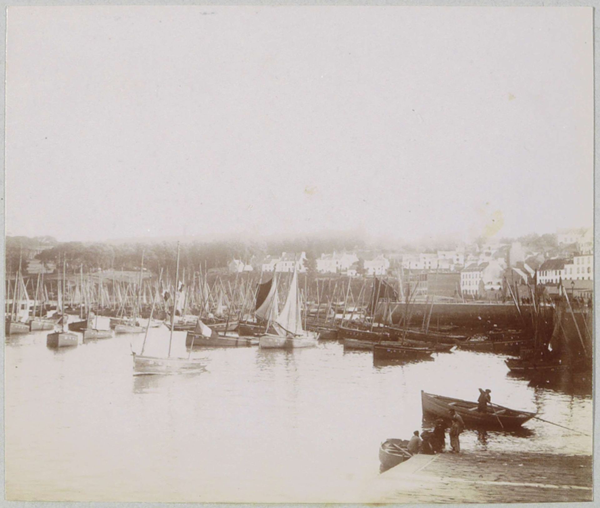 Gezicht op Douarnenez met haven en vissersboten by Delizy