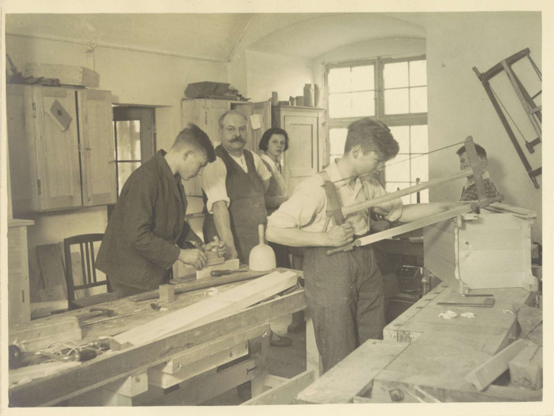 Leerlingen van Schule Schloss Salem assisteren een timmerman by Anonymous