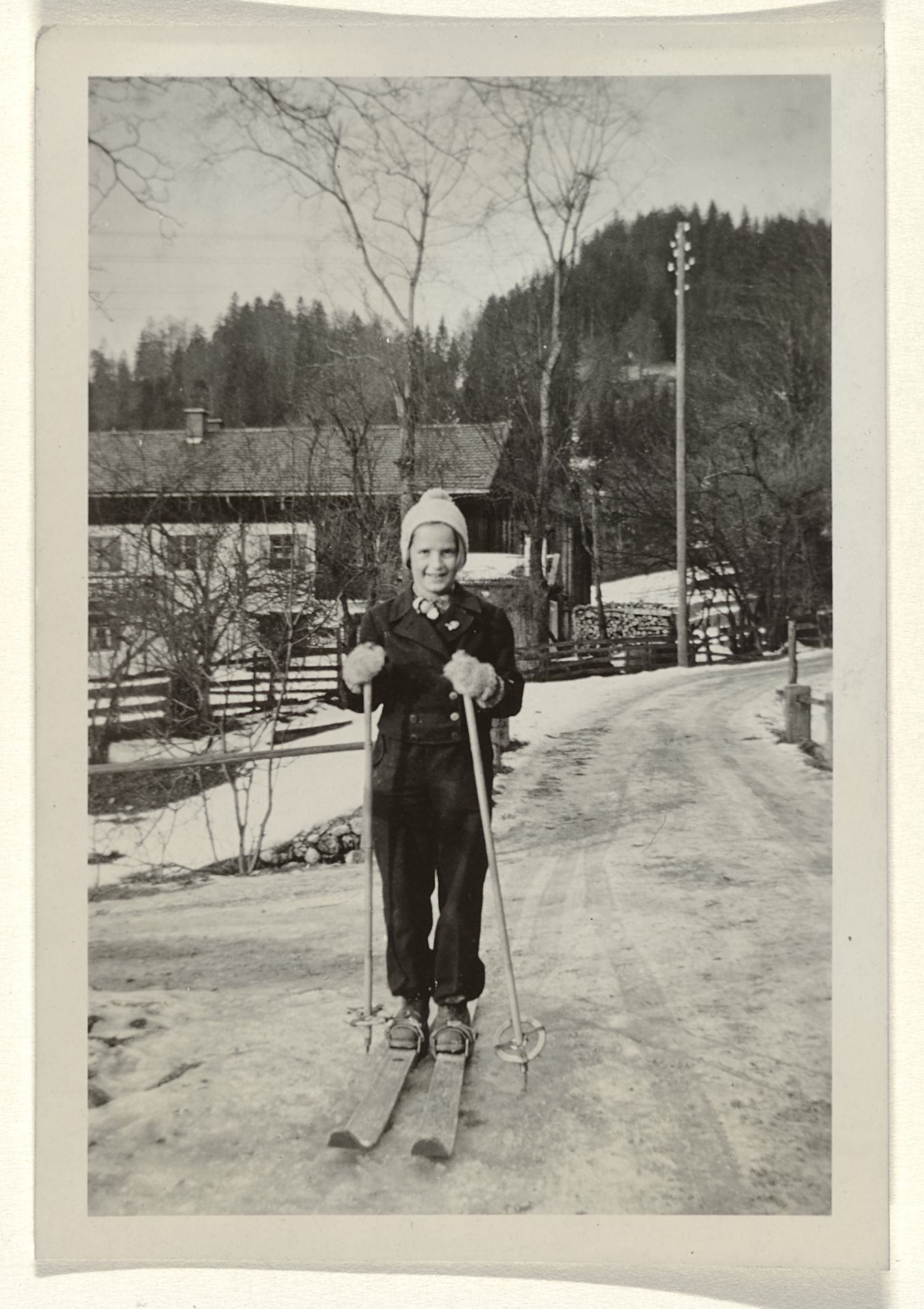 Isabel Wachenheimer op ski's in de sneeuw in Bayrischzell, januari 1937 by Anonymous