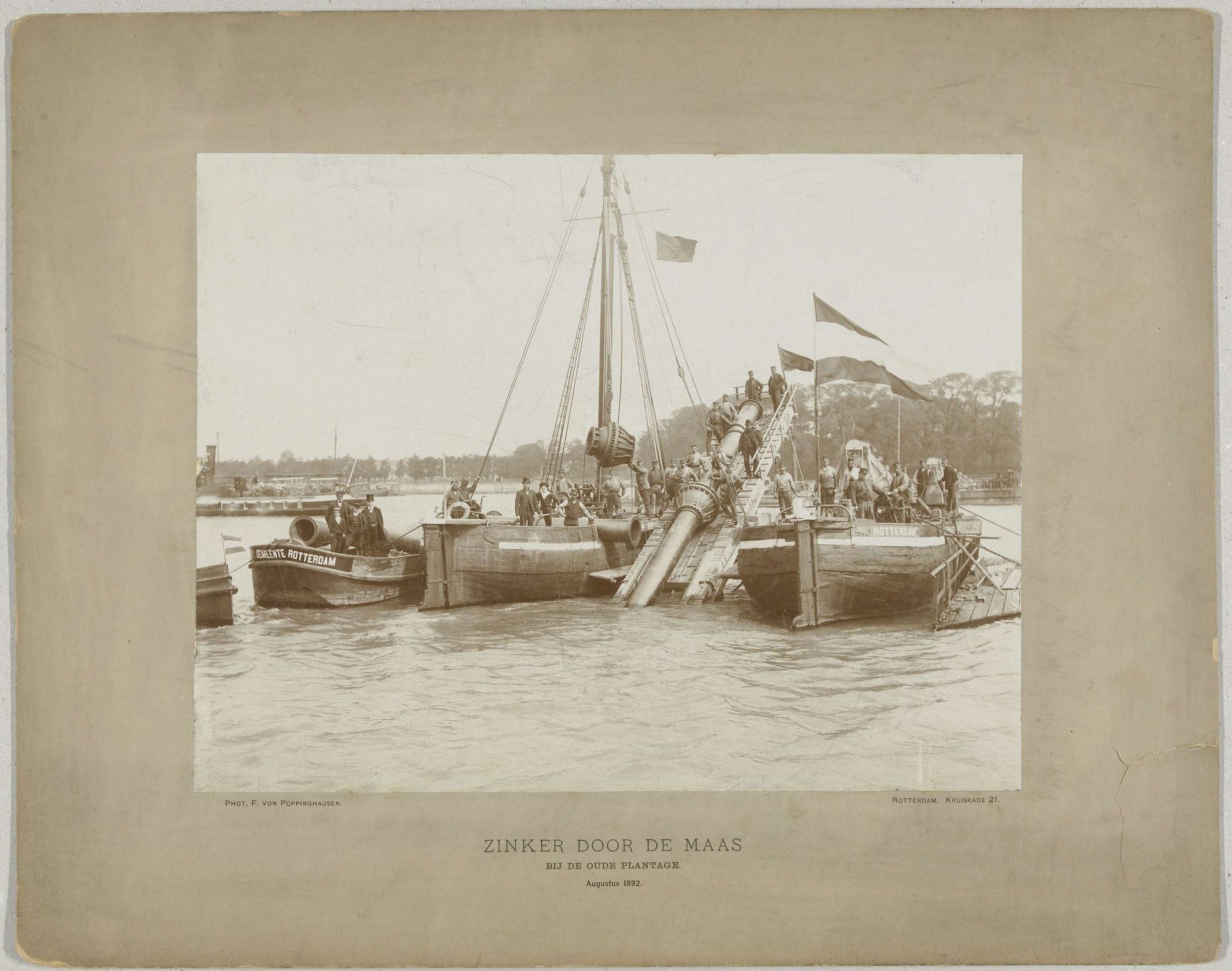 Het aanbrengen van een zinker in de Maas, Rotterdam by F. von Pöppinghausen