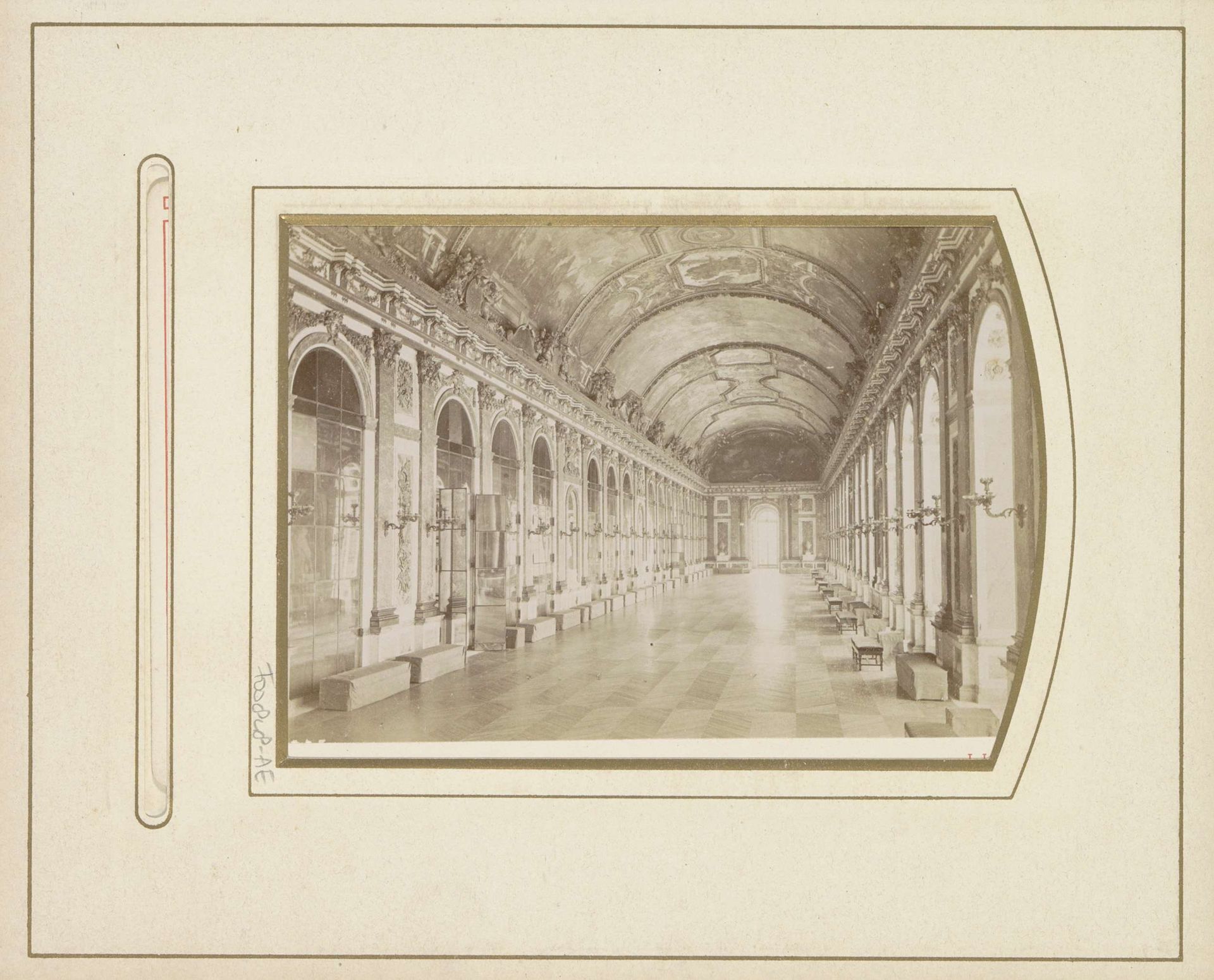 Interieur van de Spiegelzaal in het Paleis van Versailles by LL