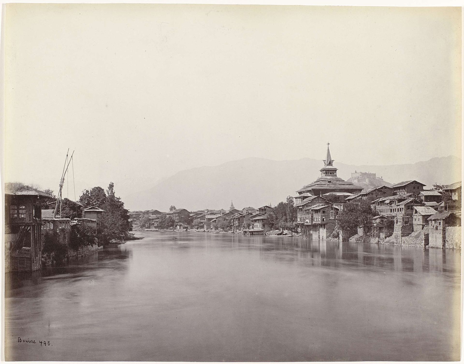 Gezicht op Srinagar in Jammu en Kashmir in India, met de Shah Hamdan Moskee (Khanqah-e-Moula of Shah-e-Hamadan Masjid) op de oever van de rivier Jhelum by Samuel Bourne