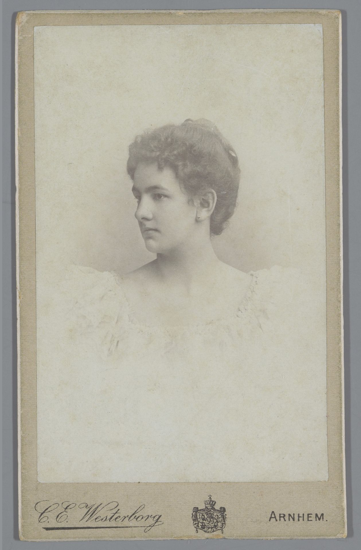 Portret van een onbekende jonge vrouw by Carel Eduard Westerborg