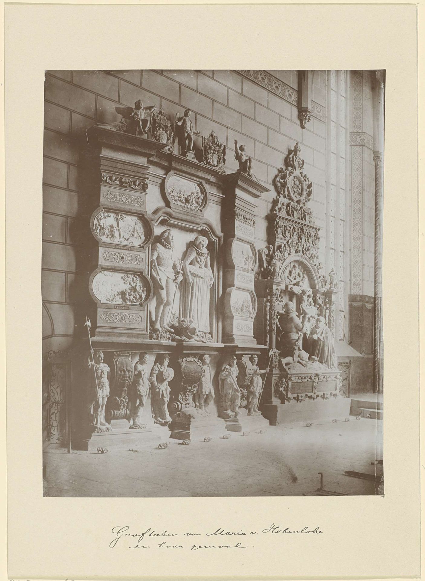 Grafmonument voor Maria, prinses van Oranje, en Filips, graaf van Hohenlohe by Anonymous