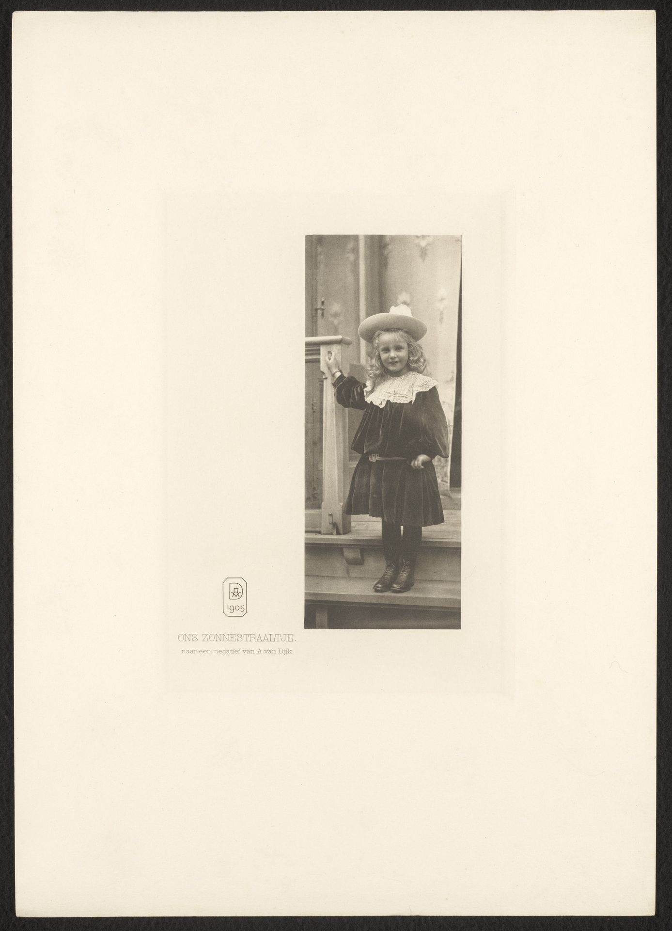 Portret van een meisje, mogelijk Sophie van Dijk, dochter van de fotograaf by Andries Hermanus van Dijk