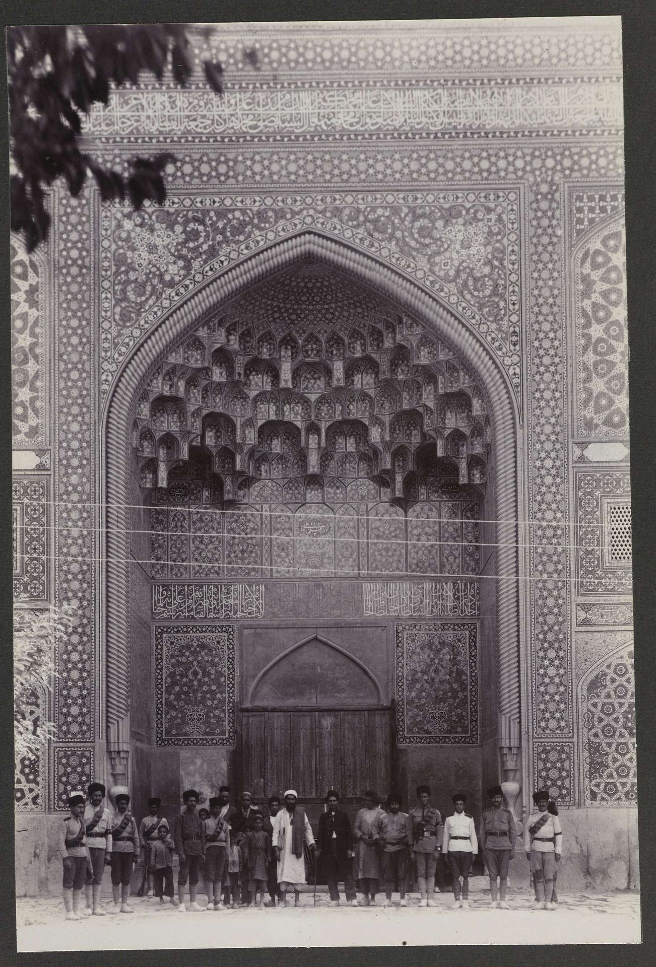 Ingang van de Moskee van de Sjah (Masjed-e Shah) in Isfahan, Perzië by A.G.A. van Eelde