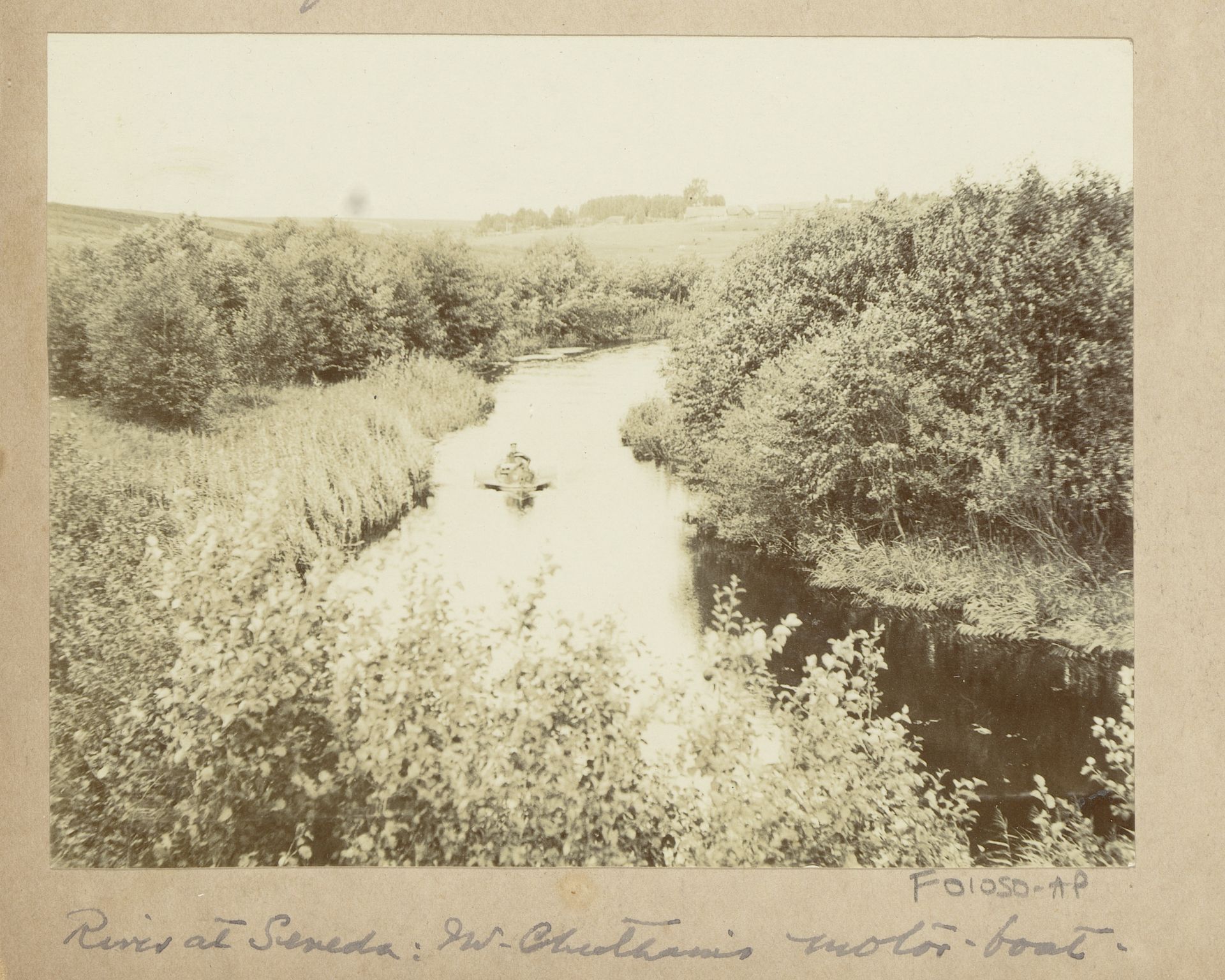 Man in een motorboot op een rivier bij Sereda in Rusland by Joseph Cheetham