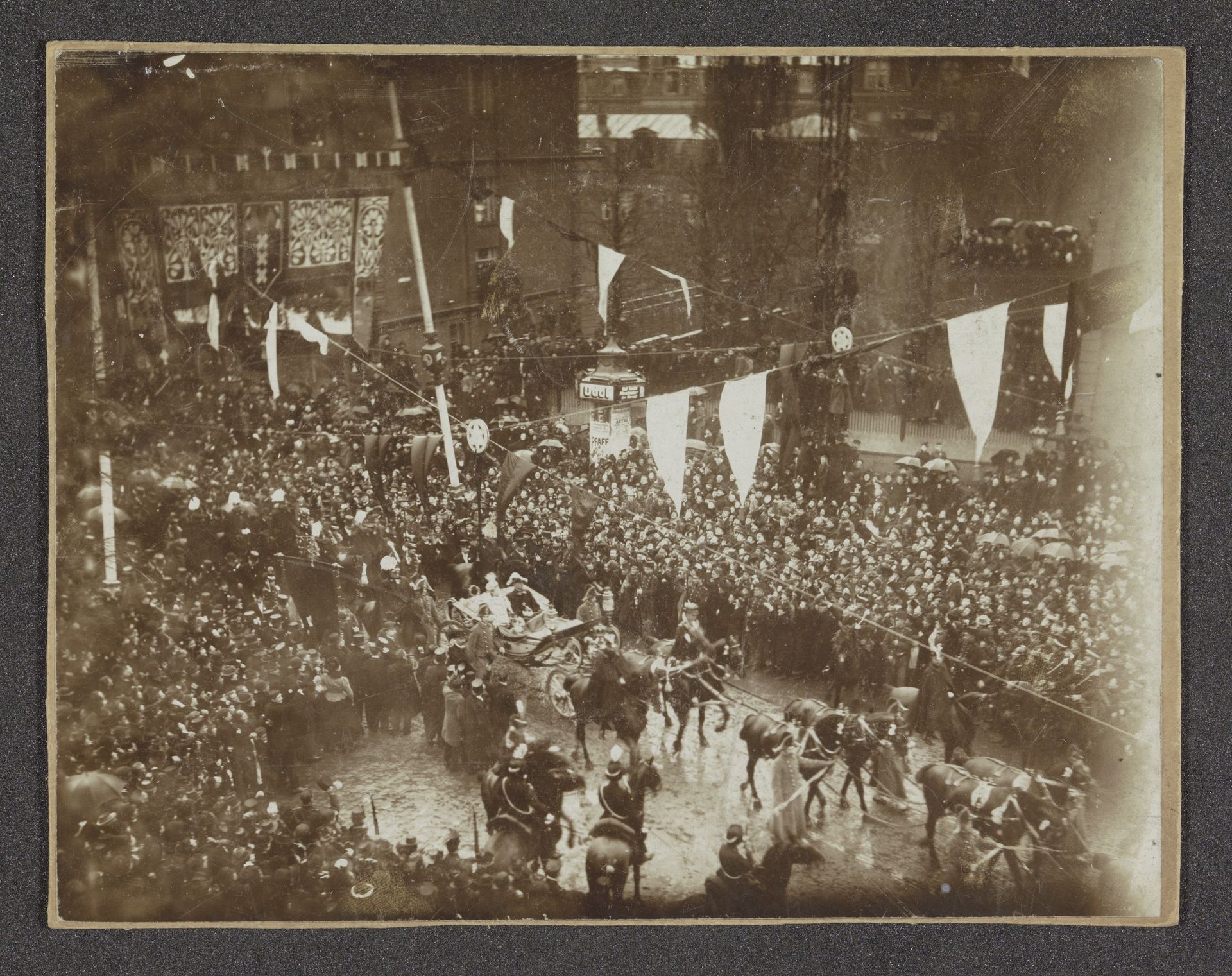 Prins Hendrik en koningin Wilhelmina in een rijtuig in Amsterdam omringd door veel publiek by Anonymous