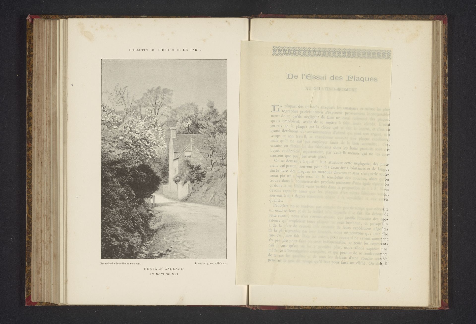 Gezicht op de zijkant van een huis aan een landweg by Eustace G. Calland