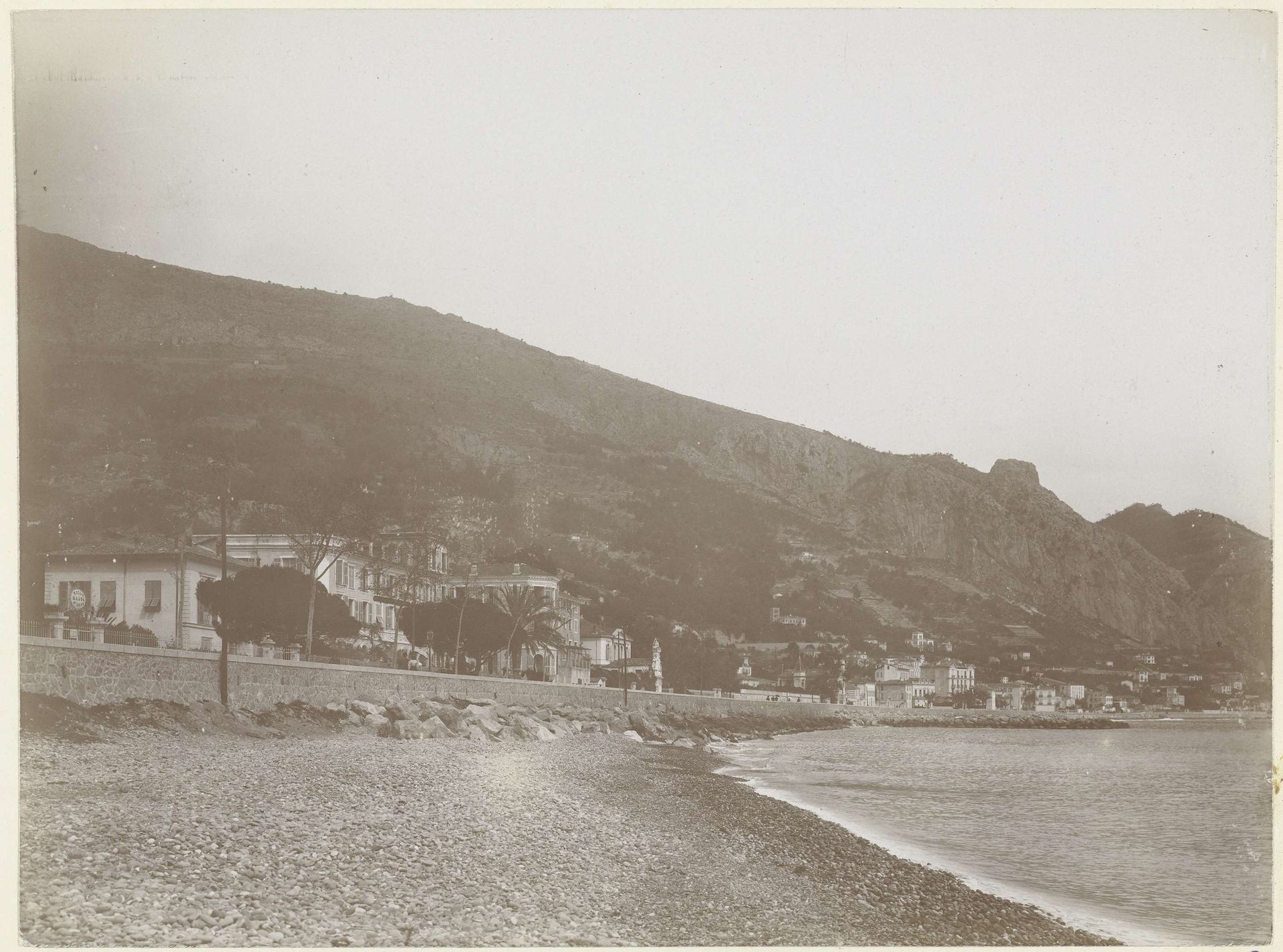 Menton gezien vanaf het strand by Henry Pauw van Wieldrecht
